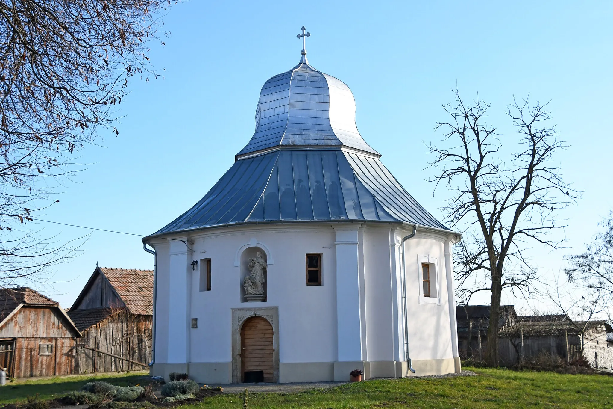 Photo showing: Roman Catholic church in Nazna, Romania