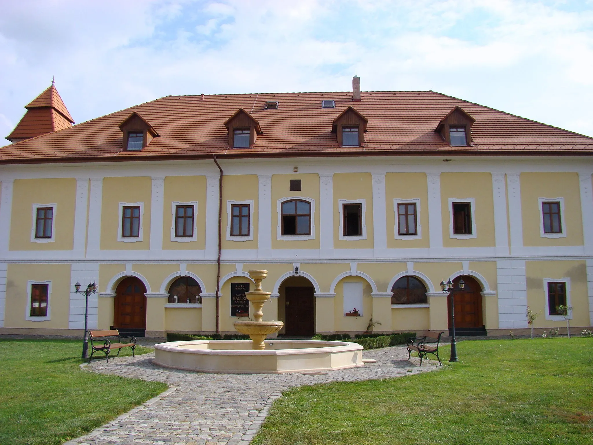 Photo showing: Haller Castle in Ogra, Mureș county, Romania