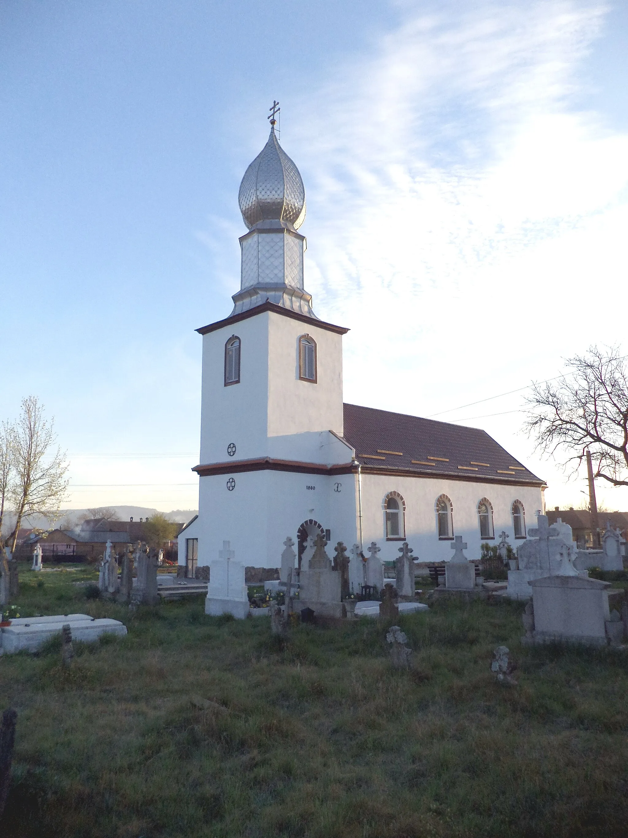 Photo showing: Biserica greco-cat. construită în 1855-1860, cu hramul Sf. Nicolae.