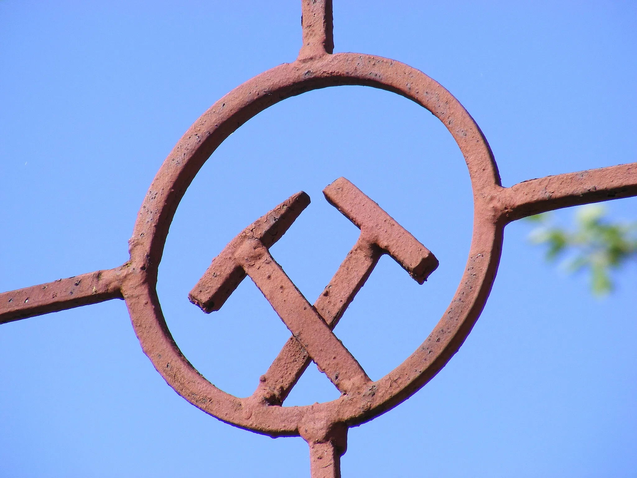 Photo showing: Symbole des mineurs sur un portail d'habitation à Roșia Montană