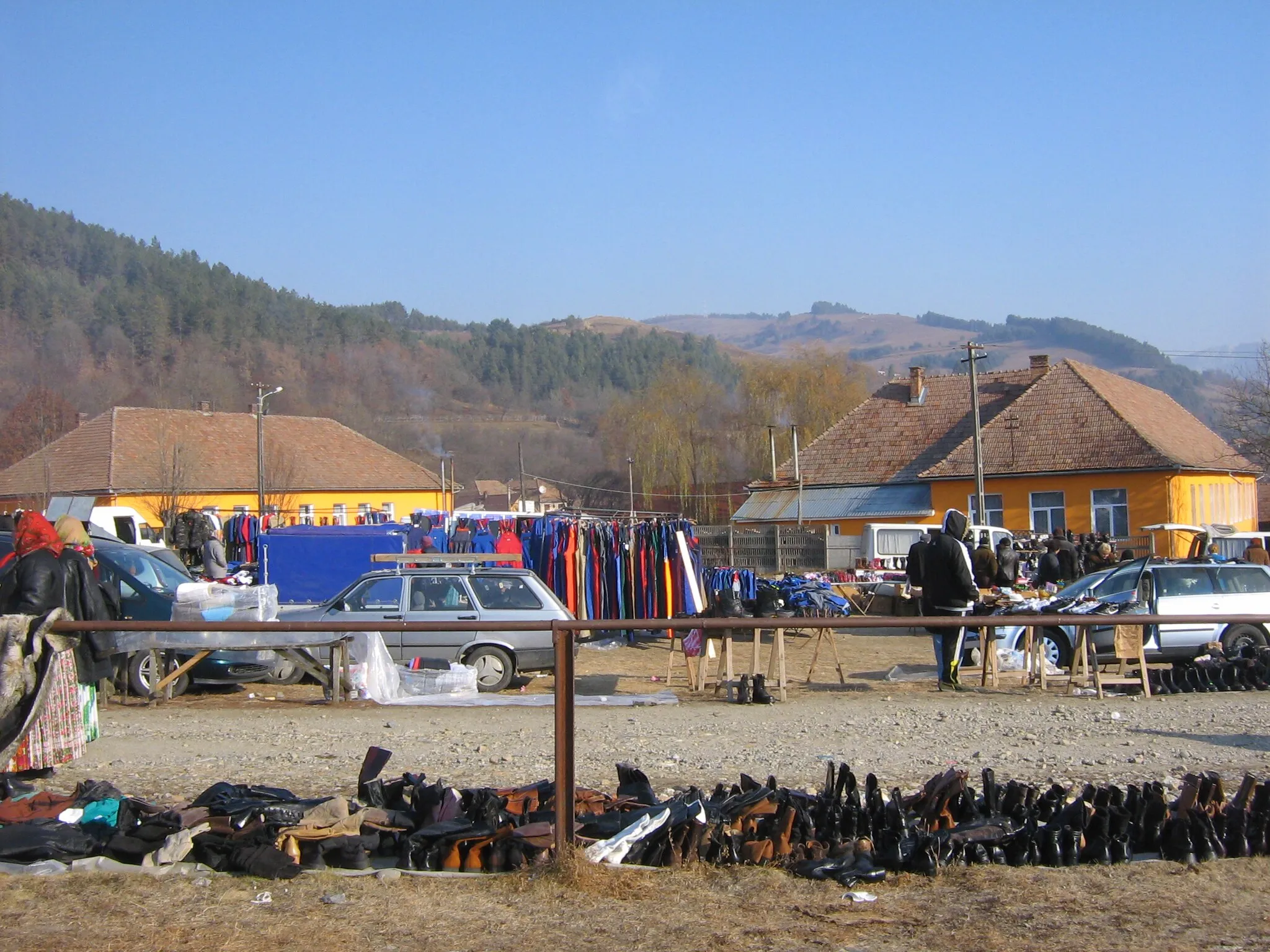 Photo showing: Târgul de mărfuri din Sălciua de Sus, care se ține în acelați loc cu târgul de animale