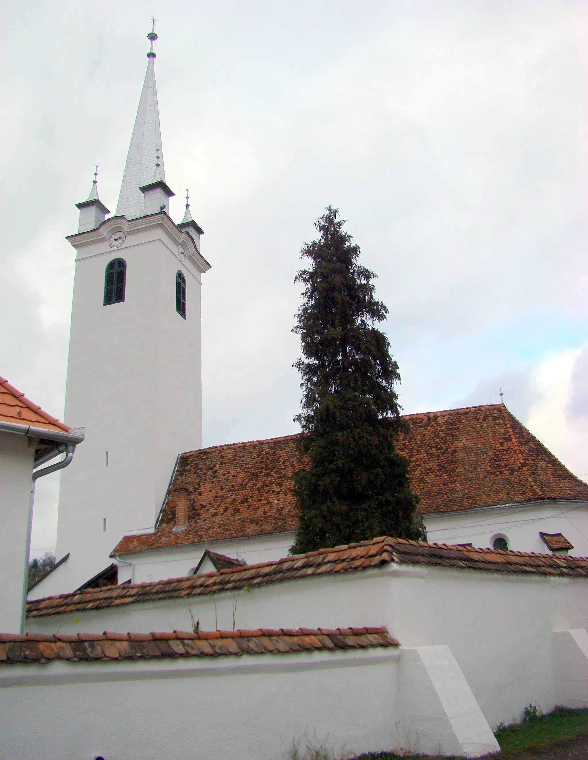 Photo showing: Ansamblul bisericii reformate din Sărățeni; comuna Sărățeni 268 (biserica sec. XVI, turn sec. XV - XVIII, ref. 1766)