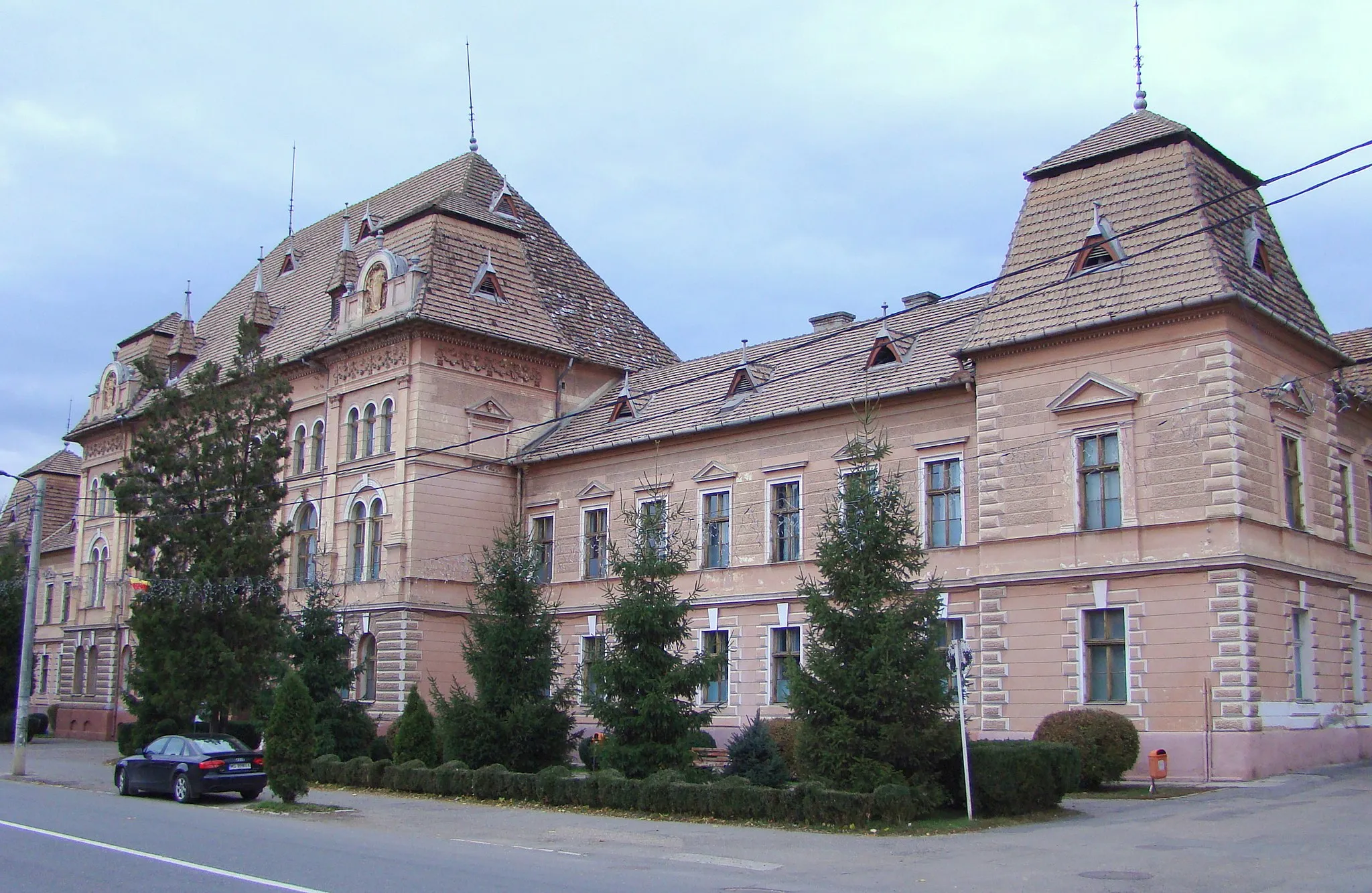 Photo showing: Technical High School in Târnăveni, the former Târnava Mică County Hall during the interbelic period.