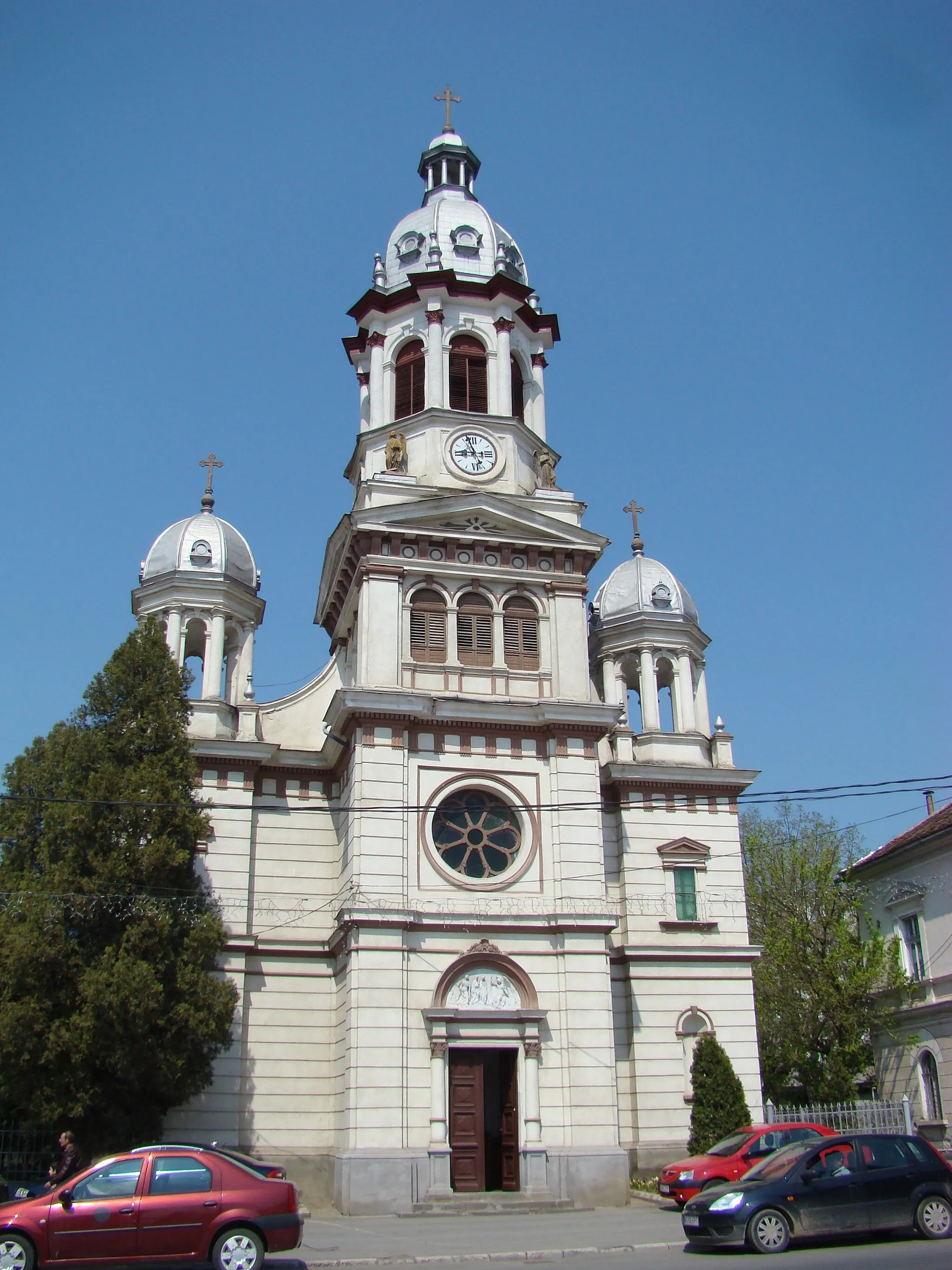 Photo showing: Roman-catholic church in Târnăveni, Mureș county, Romania
