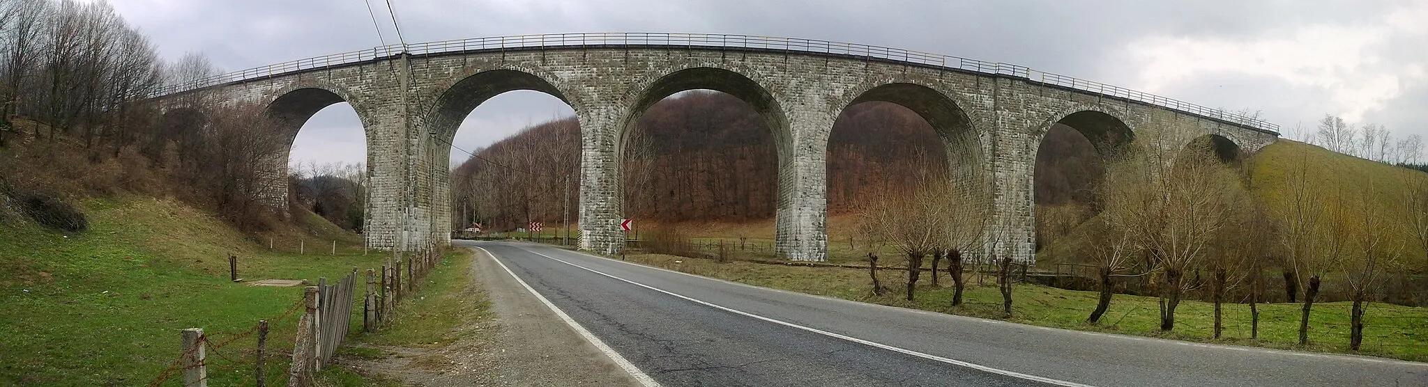 Photo showing: Panoramă a podului de cale ferată din apropierea localității Teliu, județul Brașov.