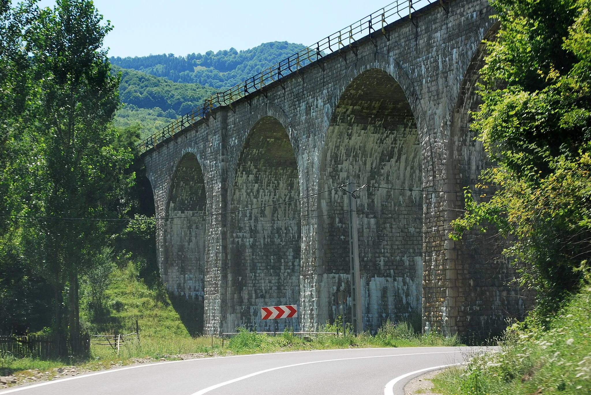 Photo showing: Viaduct over DN10 in Teliu, Braşov, Romania