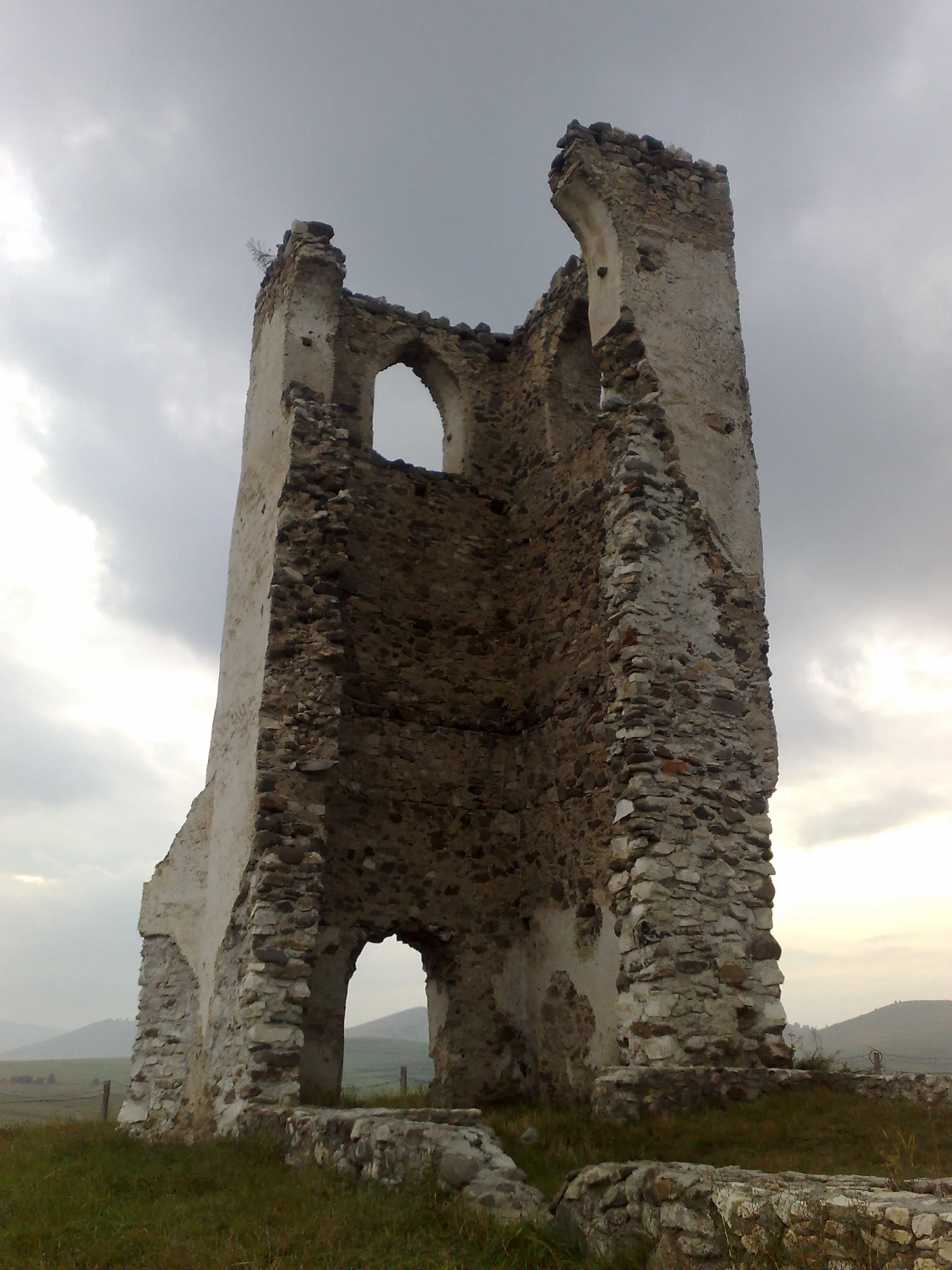 Photo showing: Ruinele turnului bisericii medievale "Csonkatorony" de la Tomeşti, judeţul Harghita.