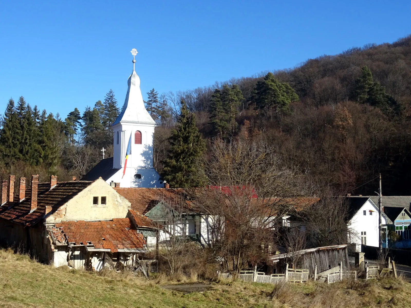 Photo showing: Orthodox church and some buildings in Vâlcele, Covasna, Romania