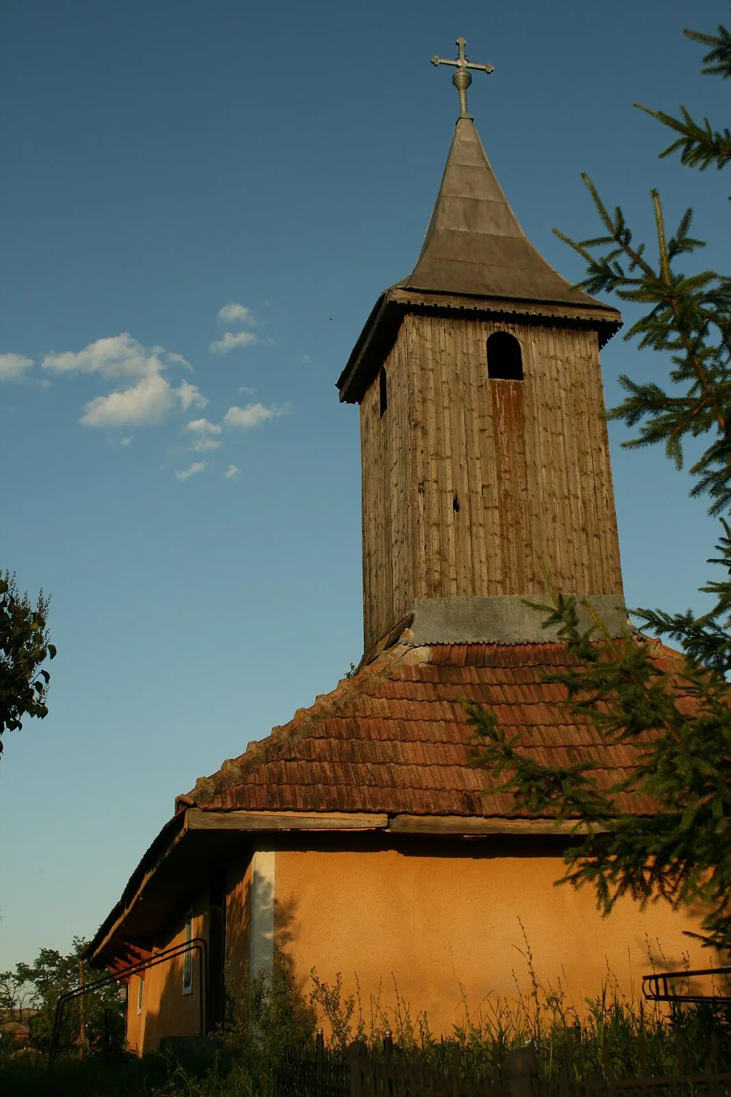 Photo showing: Wooden Orthodox church in Valea Largă village, Mureş county, Romania