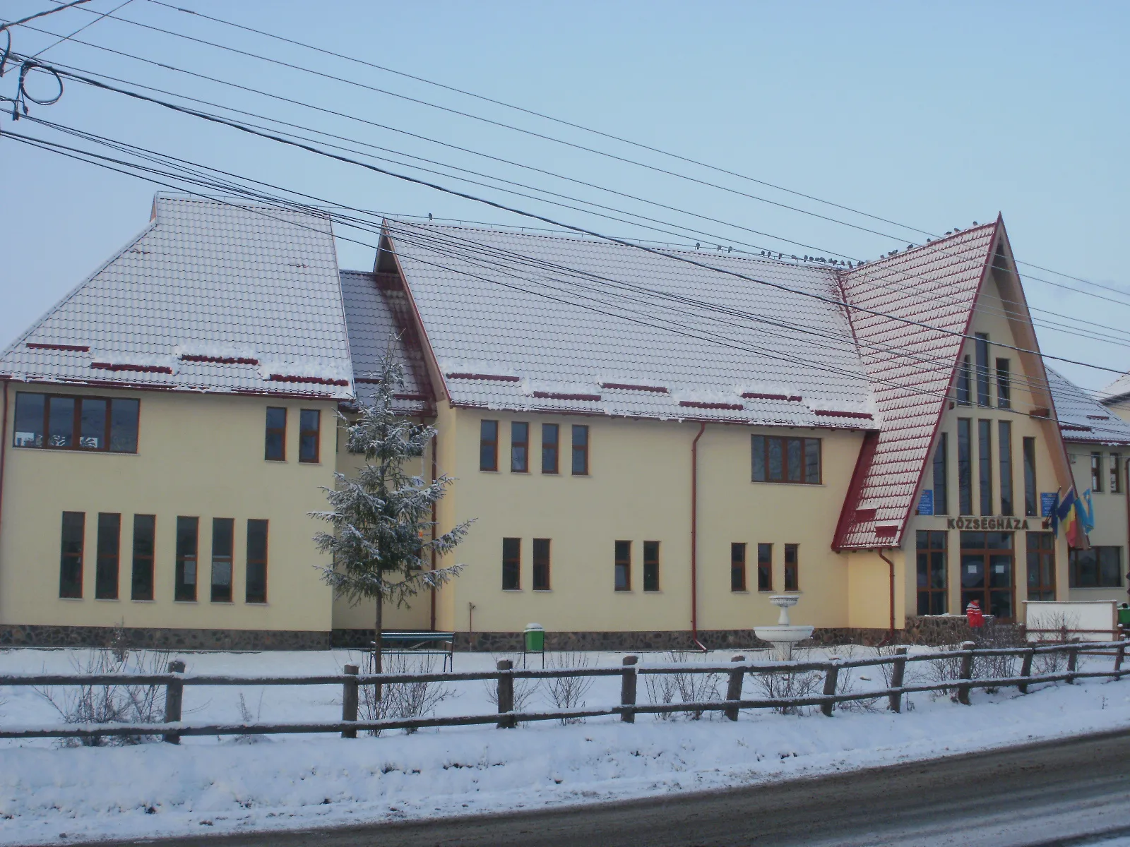 Photo showing: Mayor's office and communalistic house, Vărgata/Csíkfalva