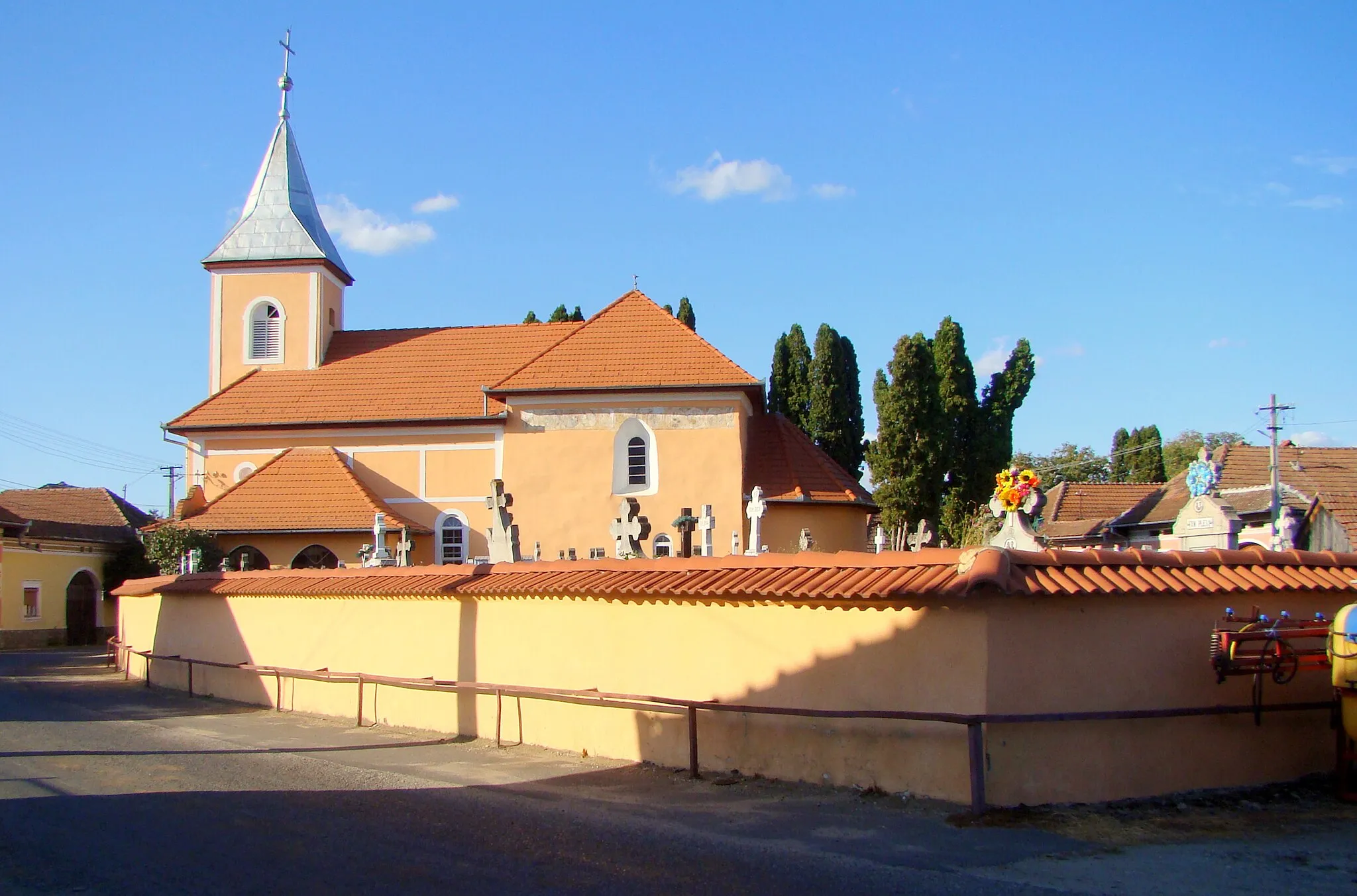 Photo showing: Biserica „Adormirea Maicii Domnului”, sat Voivodeni; comuna Voila	46	   
sec. XIII-XX