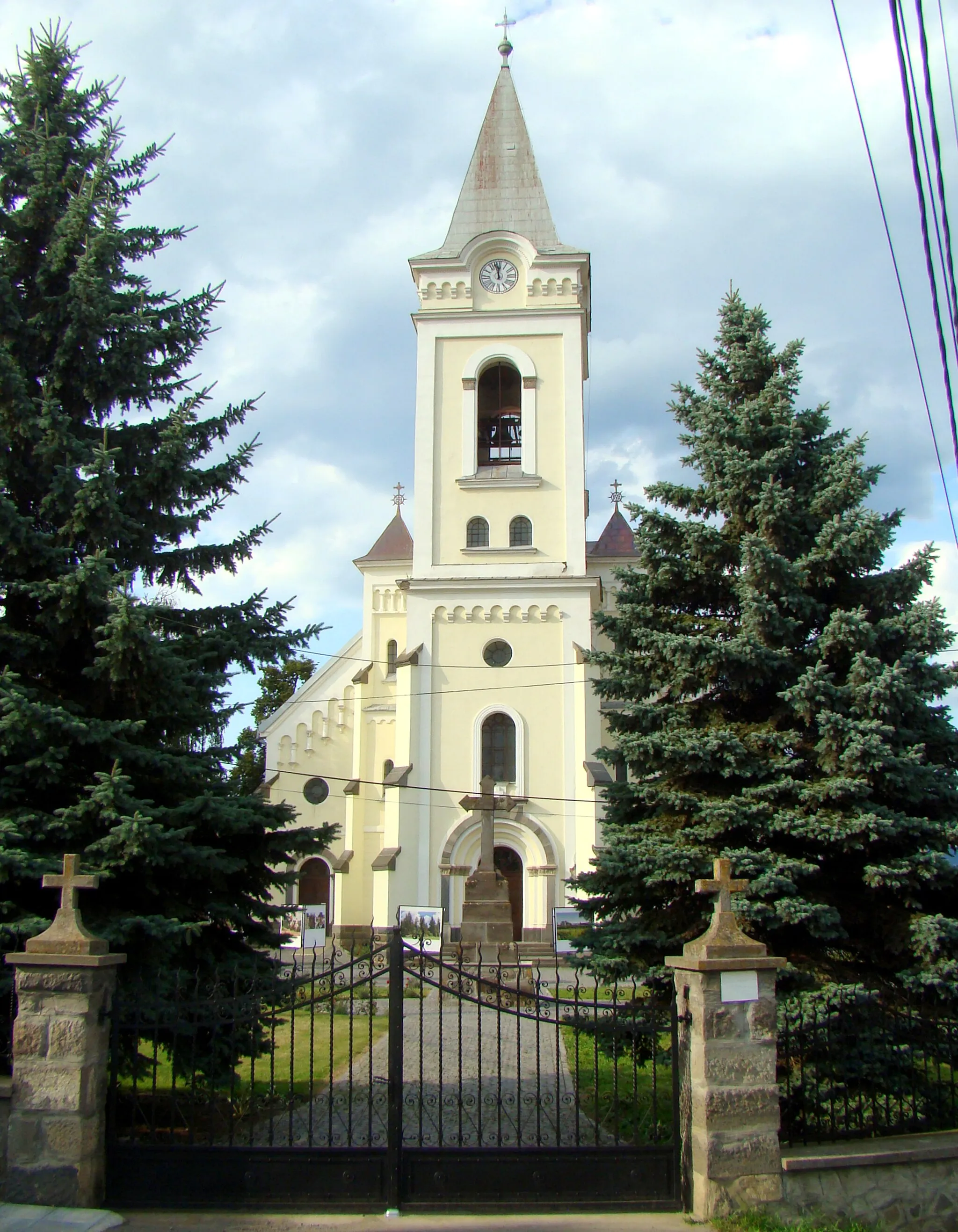 Photo showing: Roman Catholic church in Zetea, Harghita County, Romania