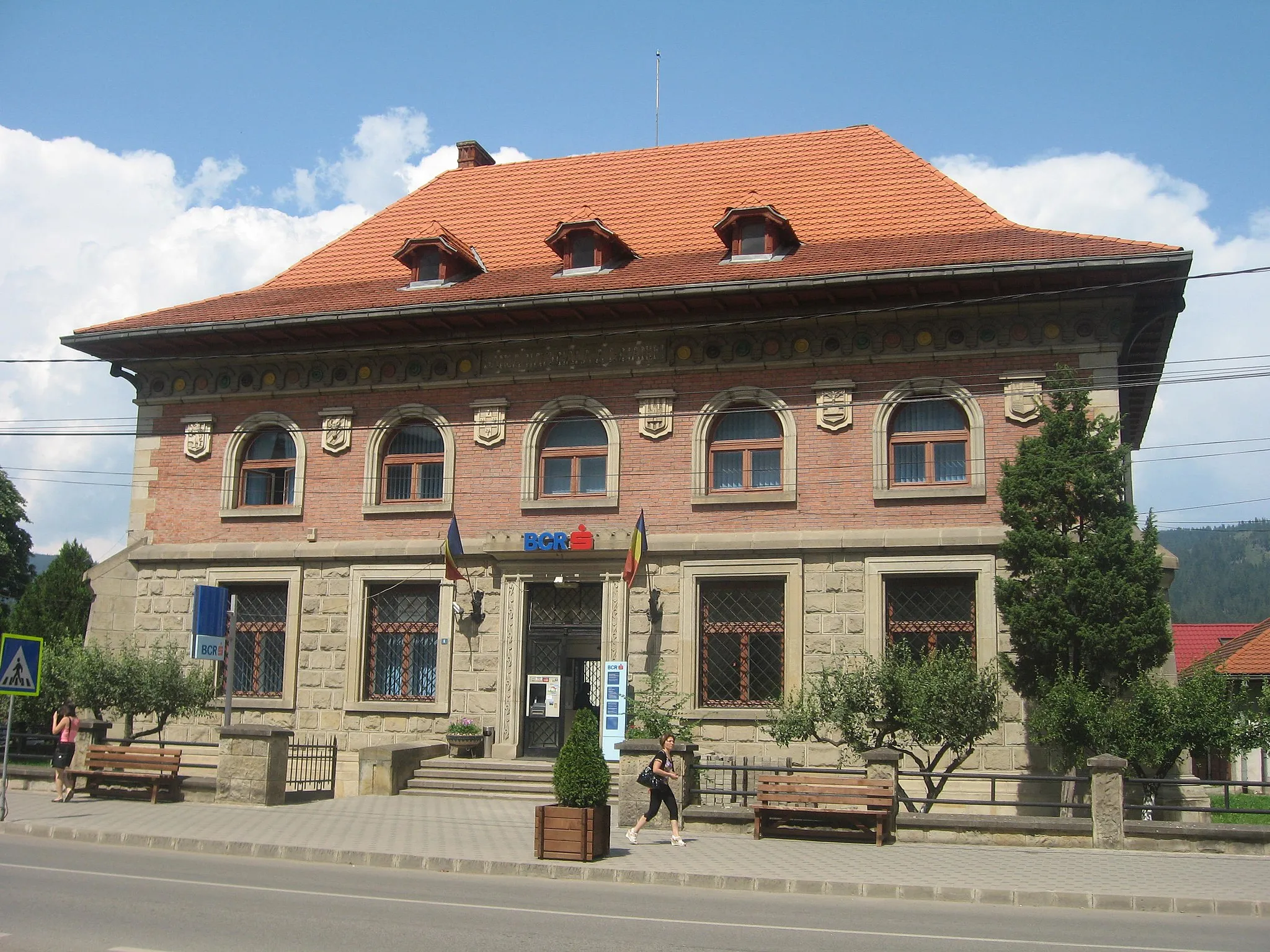 Photo showing: The former building of the National Bank of Romania in Câmpulung Moldovenesc, Romania