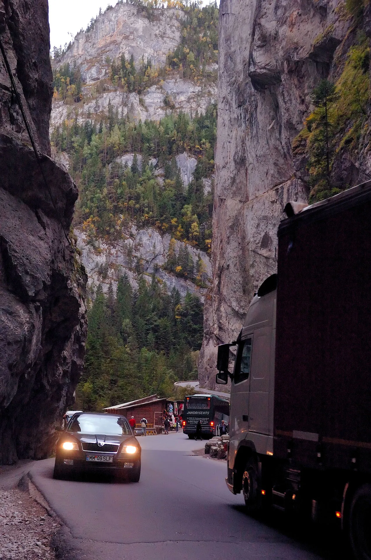 Photo showing: Abends in der Bicaz-Klamm. Reger Straßenverkehr quält sich über die enge Passstraße.