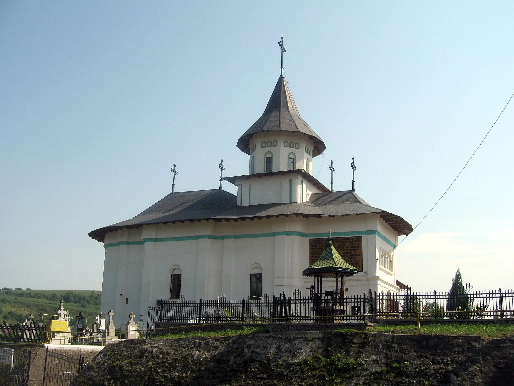 Photo showing: Biserica "Sfinții Voievozi - Grădini" din Fălticeni