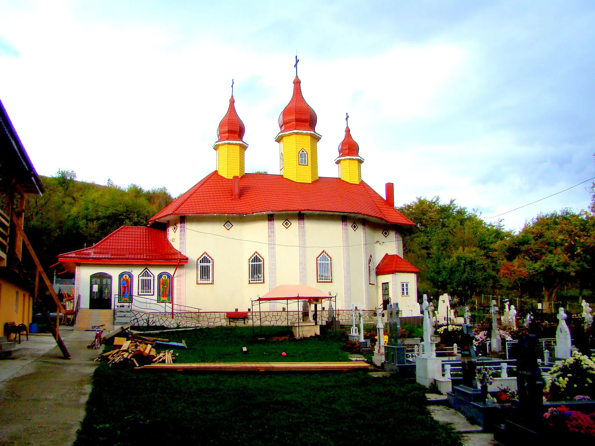 Photo showing: Church of the Archangels in Almaș, Neamț County, Romania