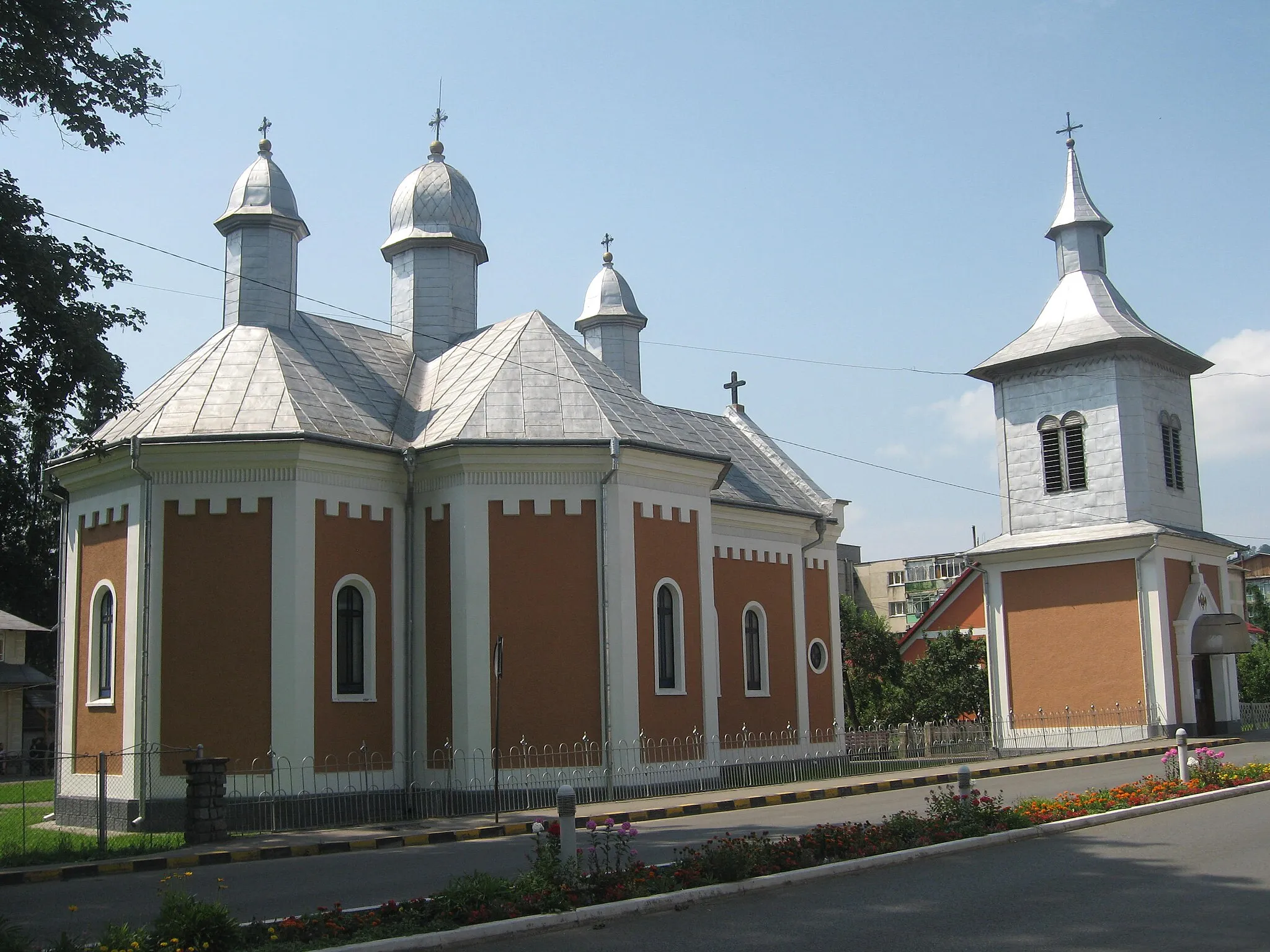 Photo showing: Biserica Sf. Arhangheli din Gura Humorului