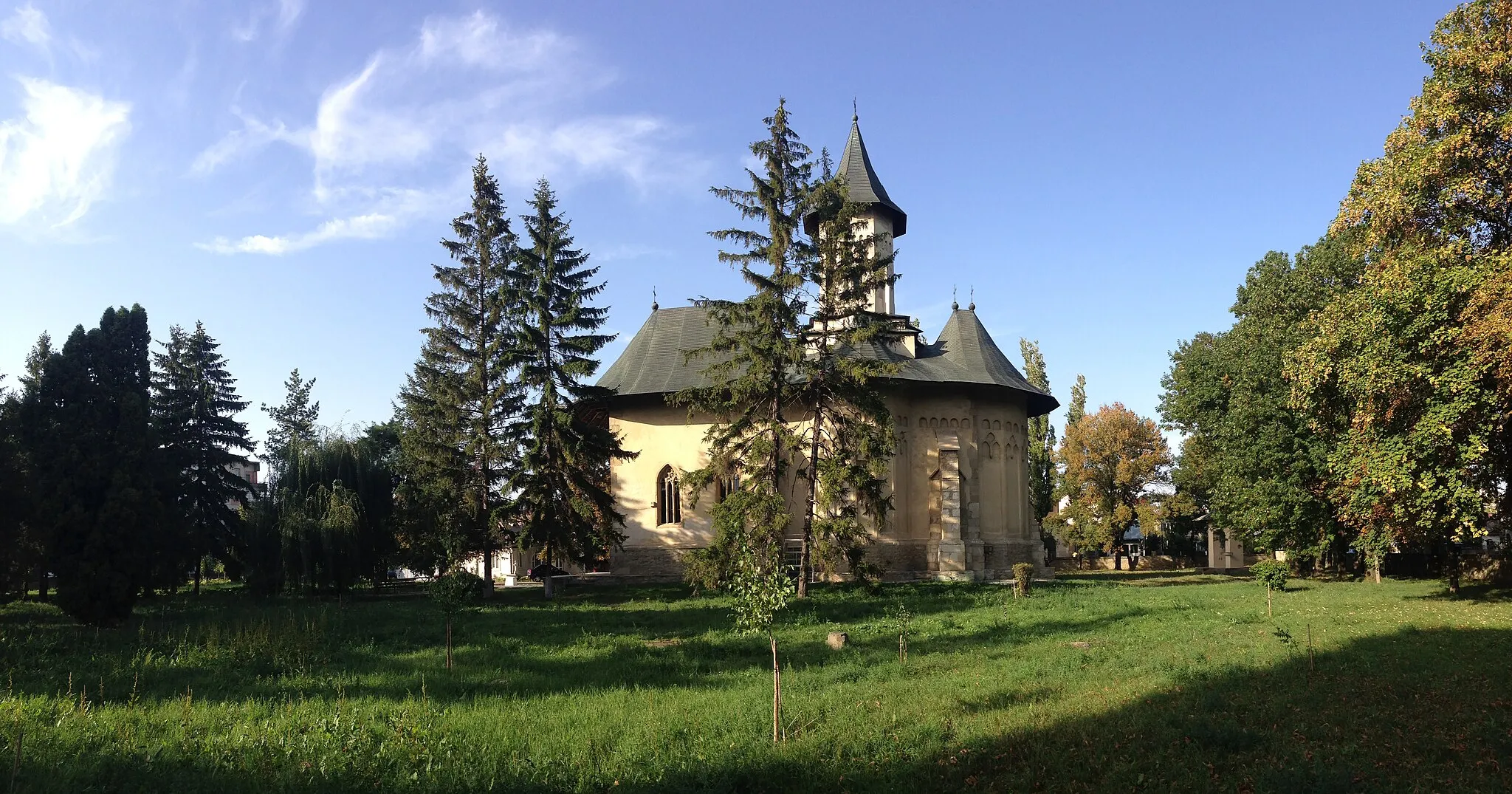 Photo showing: Biserica a fost construită în 1535. Se află în centrul orașului, la 1 minut de piața din Hărlău.