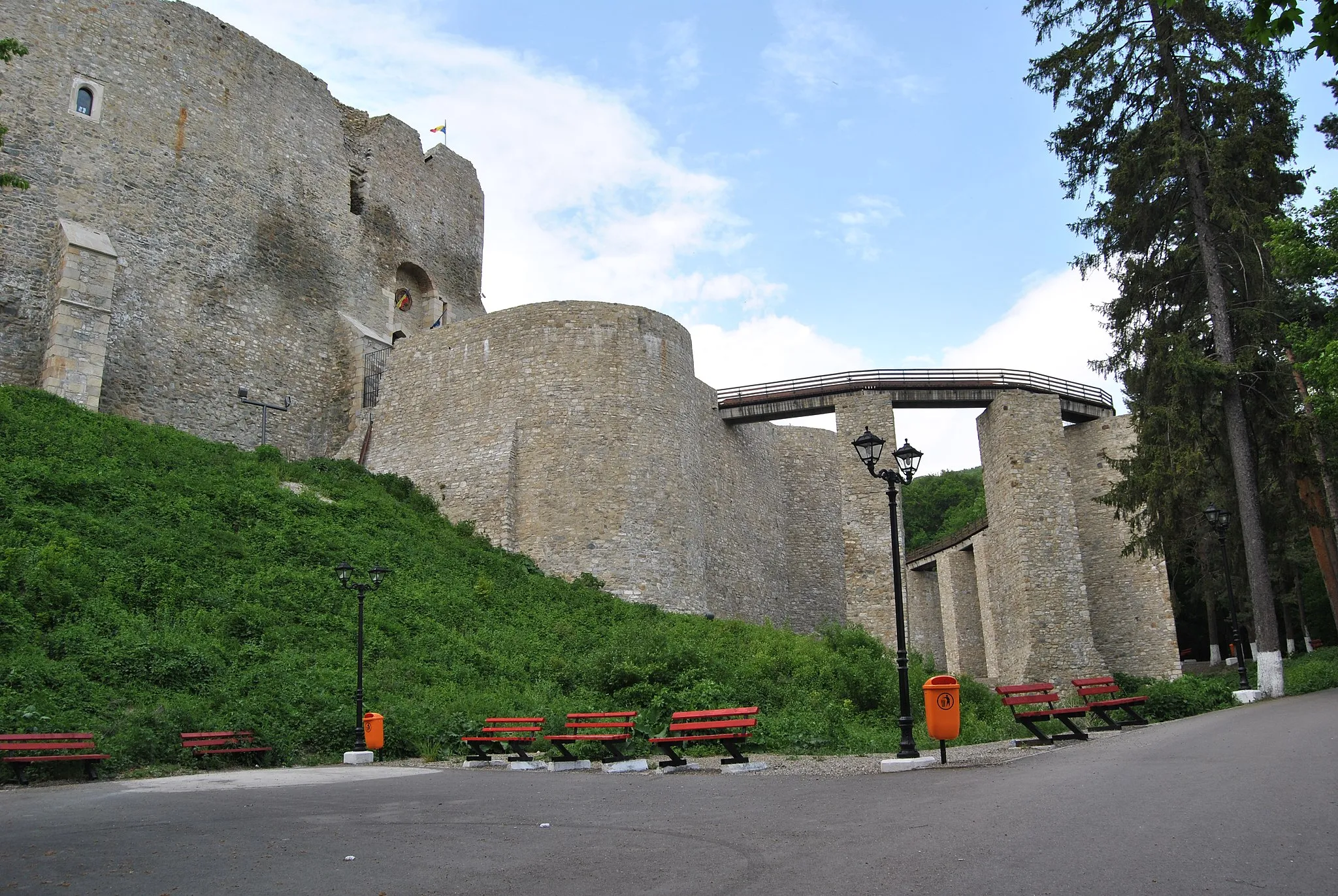 Photo showing: Neamt Citadel general view / access ramp

This is a photo of a historic monument in județul Neamț, classified with number NT-II-m-A-10707.