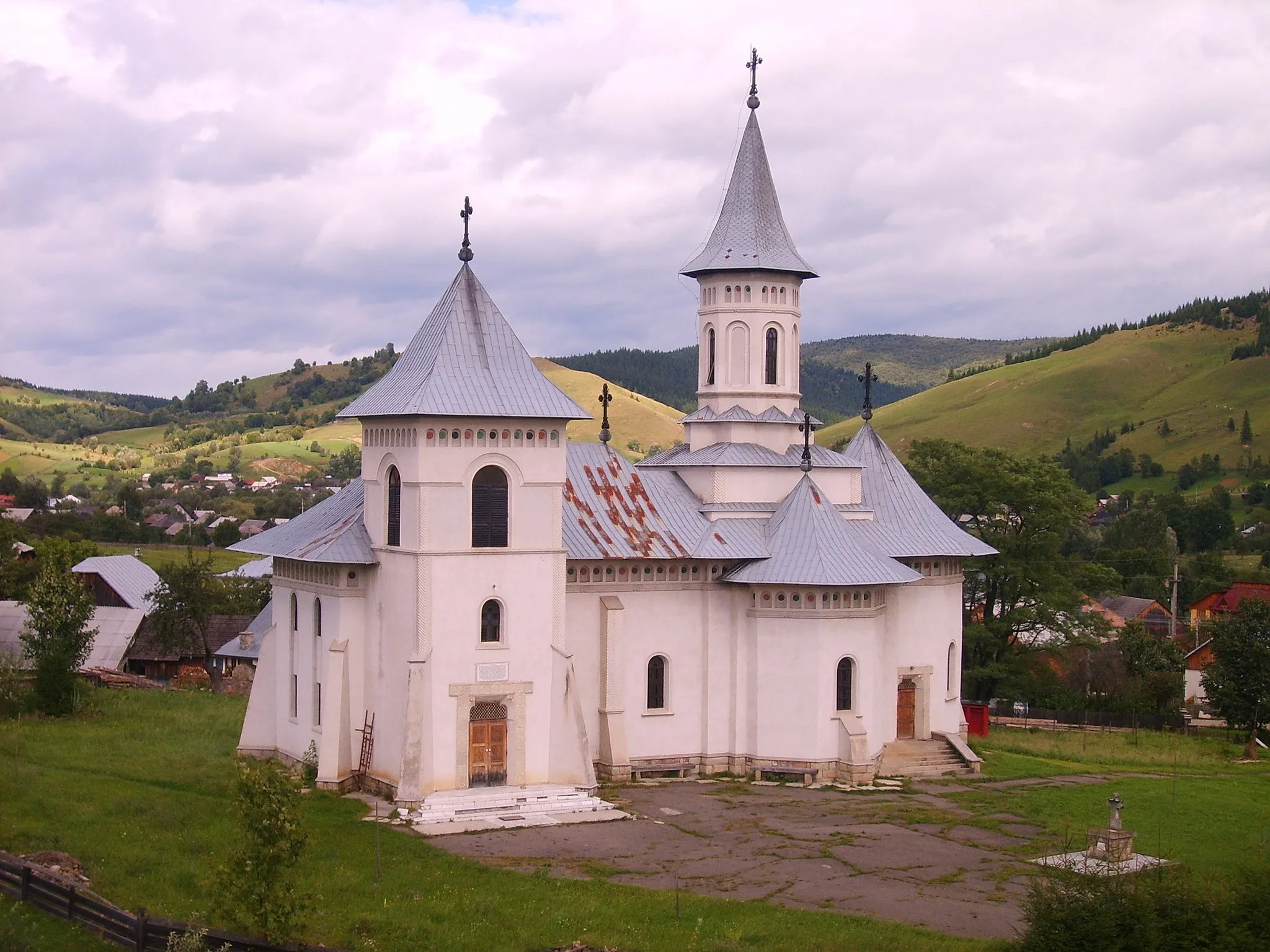 Photo showing: Parish church of the Assumption of Virgin Mary in Mănăstirea Humorului, Suceava County (view from the tower that is inside the Humor monastery).