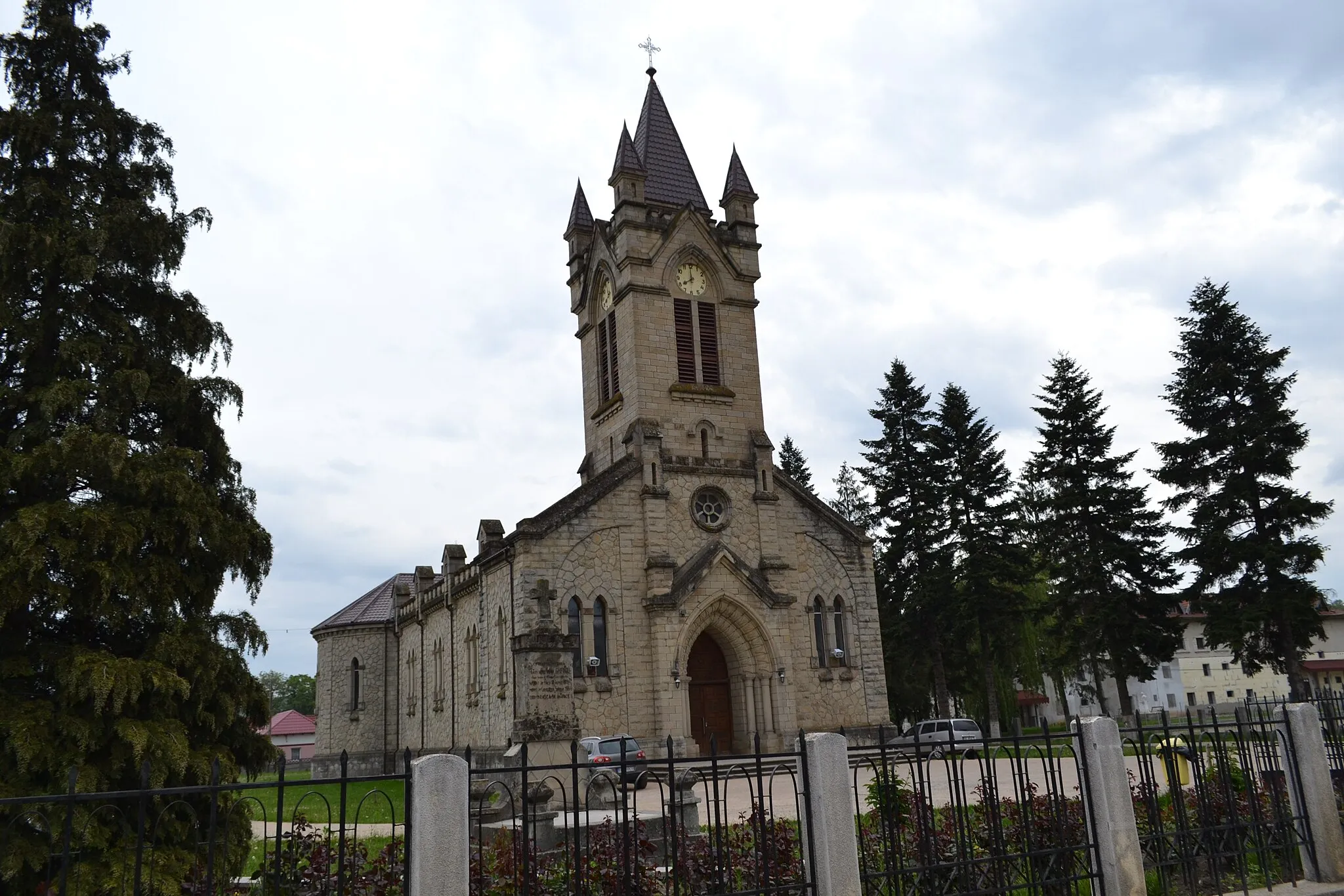 Photo showing: Biserica cu hramul „Preasfânta Treime” din comuna Oituz, județul Bacău, construită între 1923-1942.