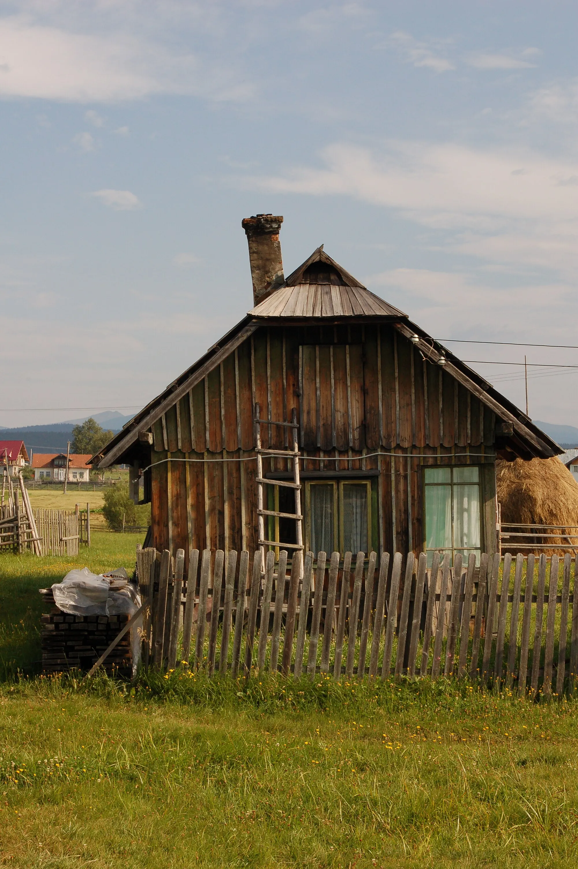 Photo showing: Wooden house, Poiana Stampei, Suceava, Romania. Wooden house, Poiana Stampei