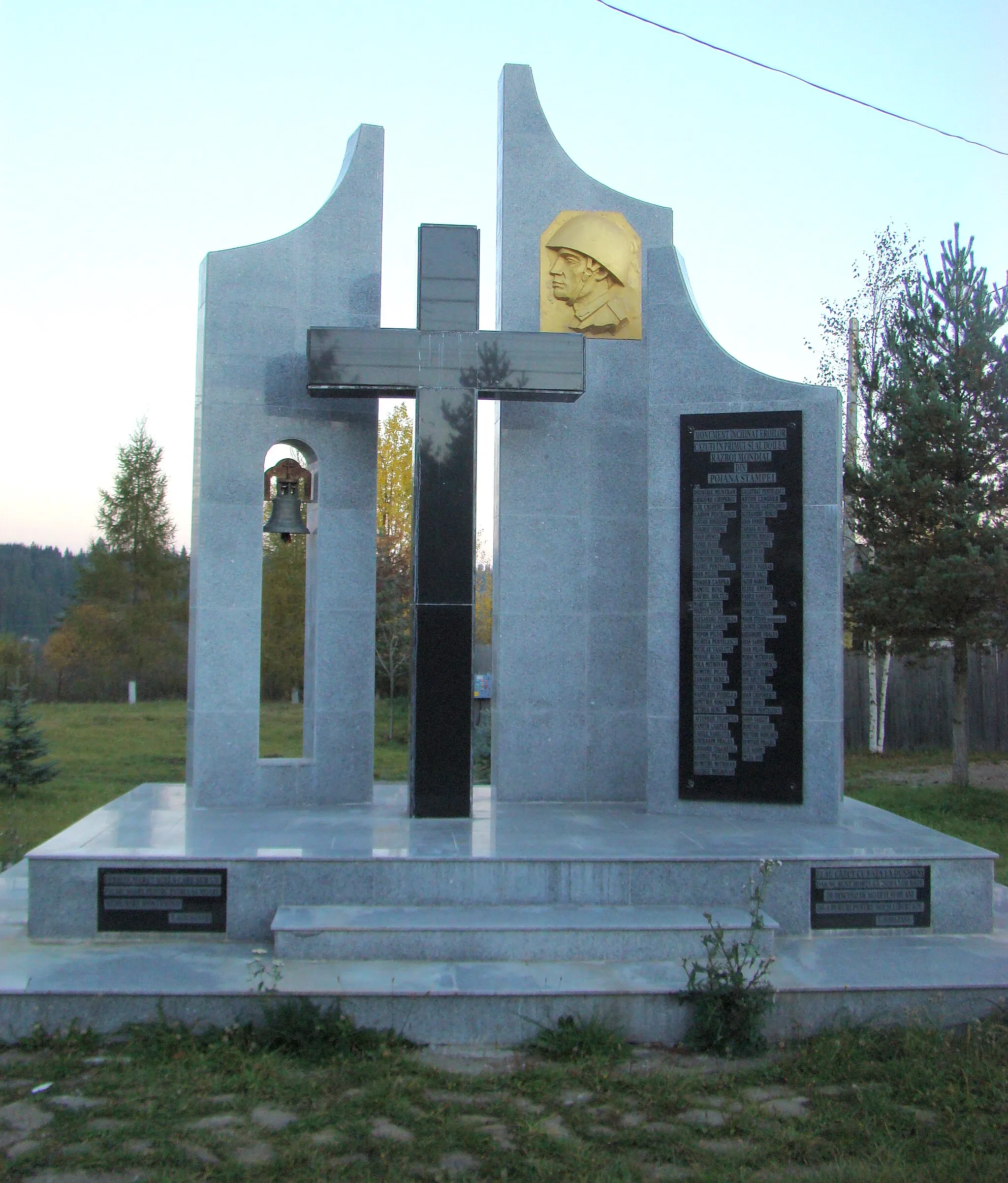 Photo showing: Monumentul eroilor din localitatea Poiana Stampei, județul Suceava