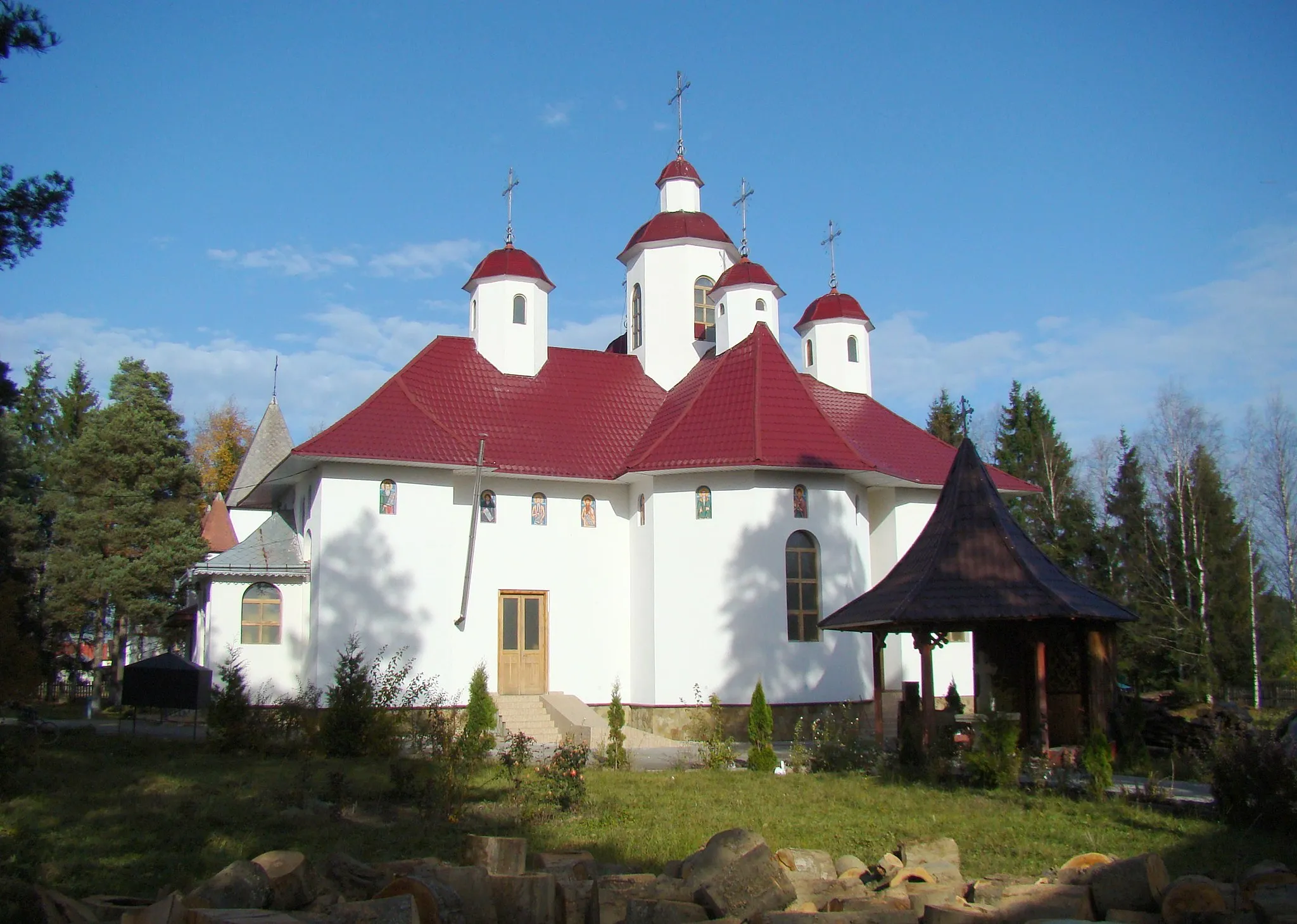 Photo showing: Biserica de lemn „Sfinții Arhangheli Mihail și Gavriil” din Poiana Stampei, județul Suceava