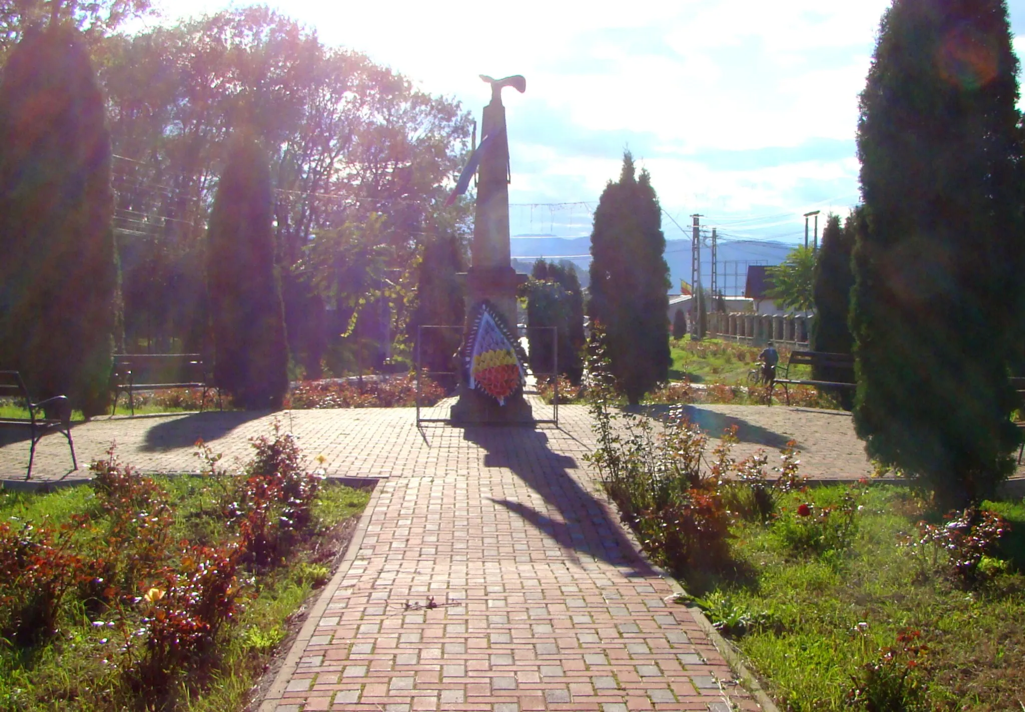 Photo showing: Heroes’ monument in Roznov, Neamț County, Romania