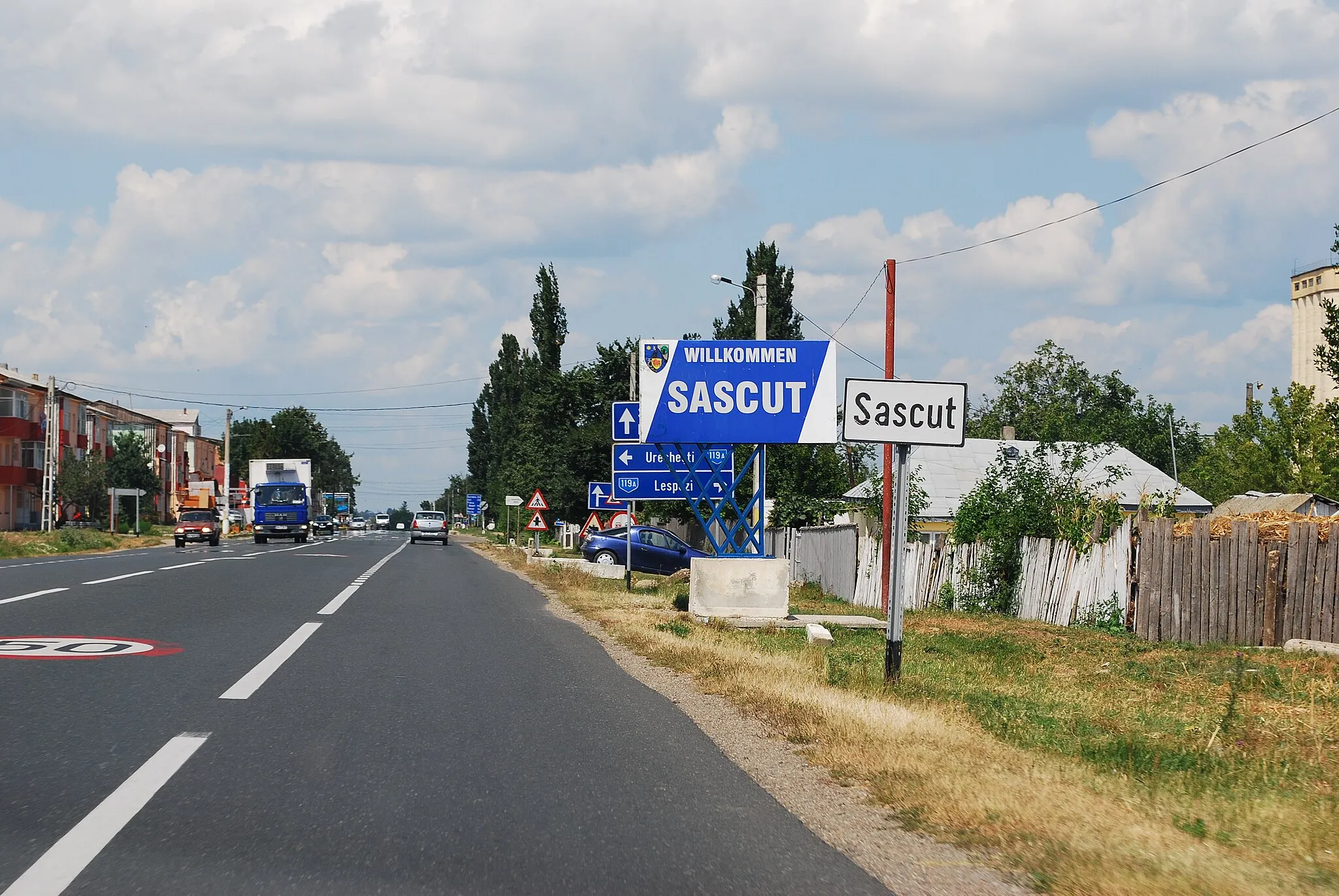 Photo showing: DN2 entering the village of Sascut, Bacău County, Romania