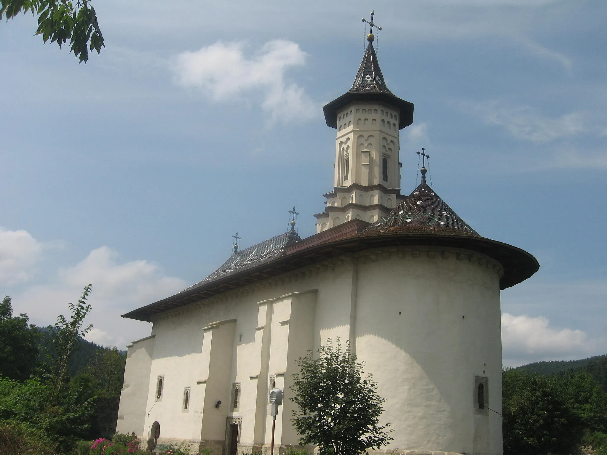 Photo showing: Biserica "Sf. Apostoli Petru și Pavel" din Solca