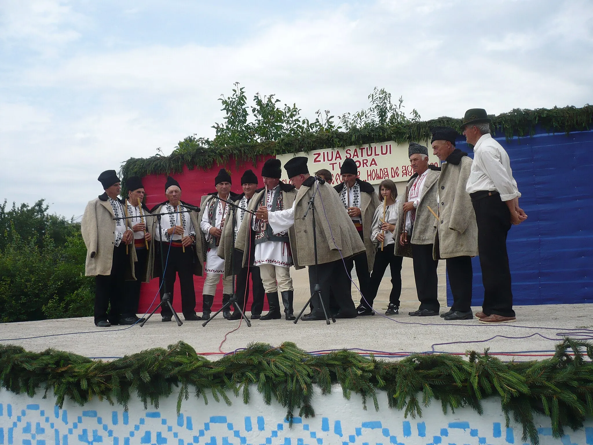 Photo showing: Grupul de fluieraşi din Sticlăria(instructor prof. Boca Vasile)