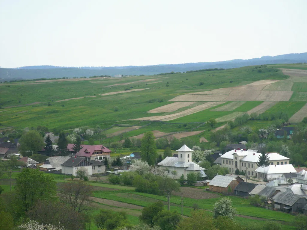 Photo showing: Școala, biserica și sediul noii  primării