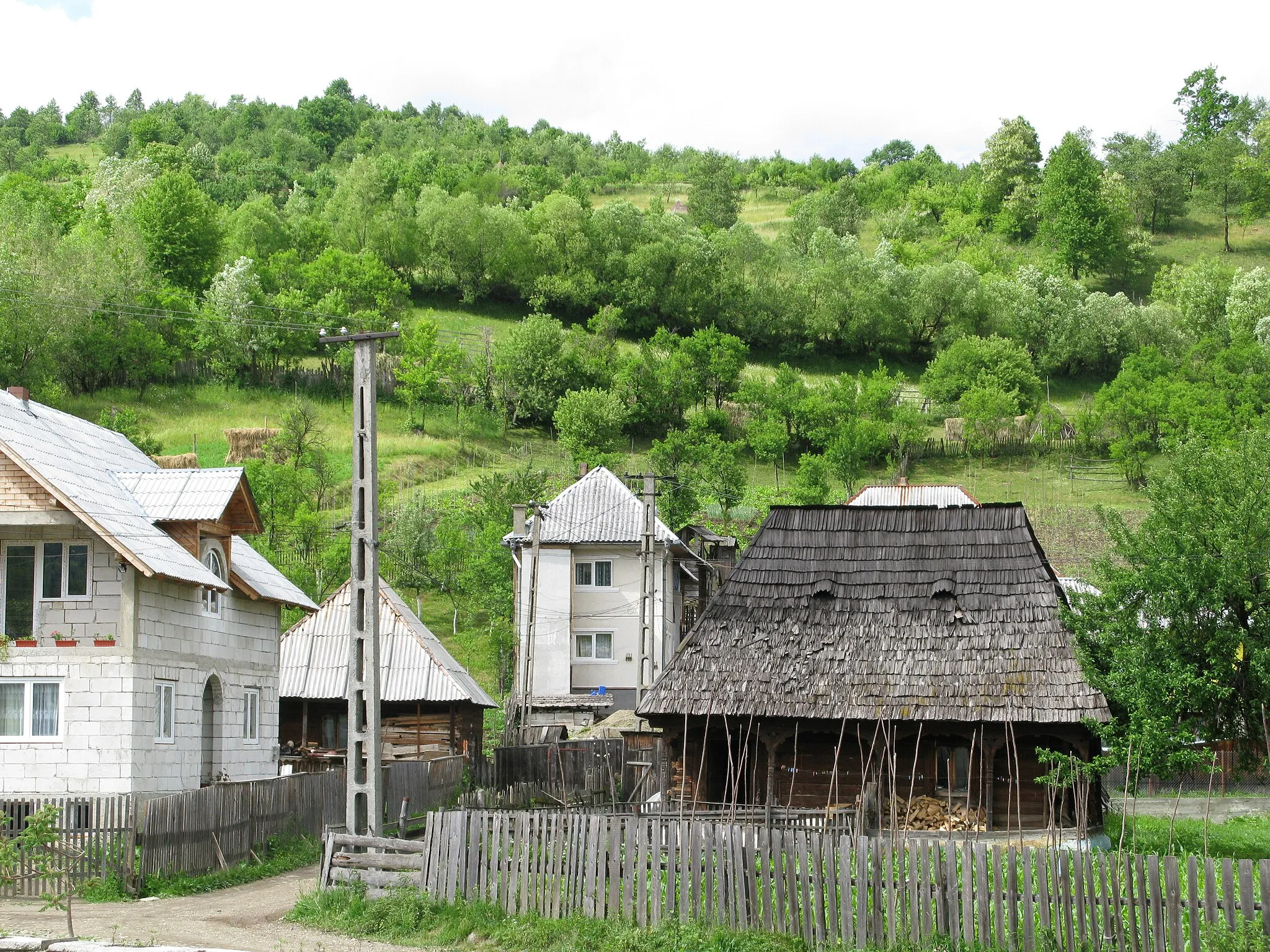 Photo showing: Houses near the village's main street in Botiza / Maramureş in north of Rumania / EU.