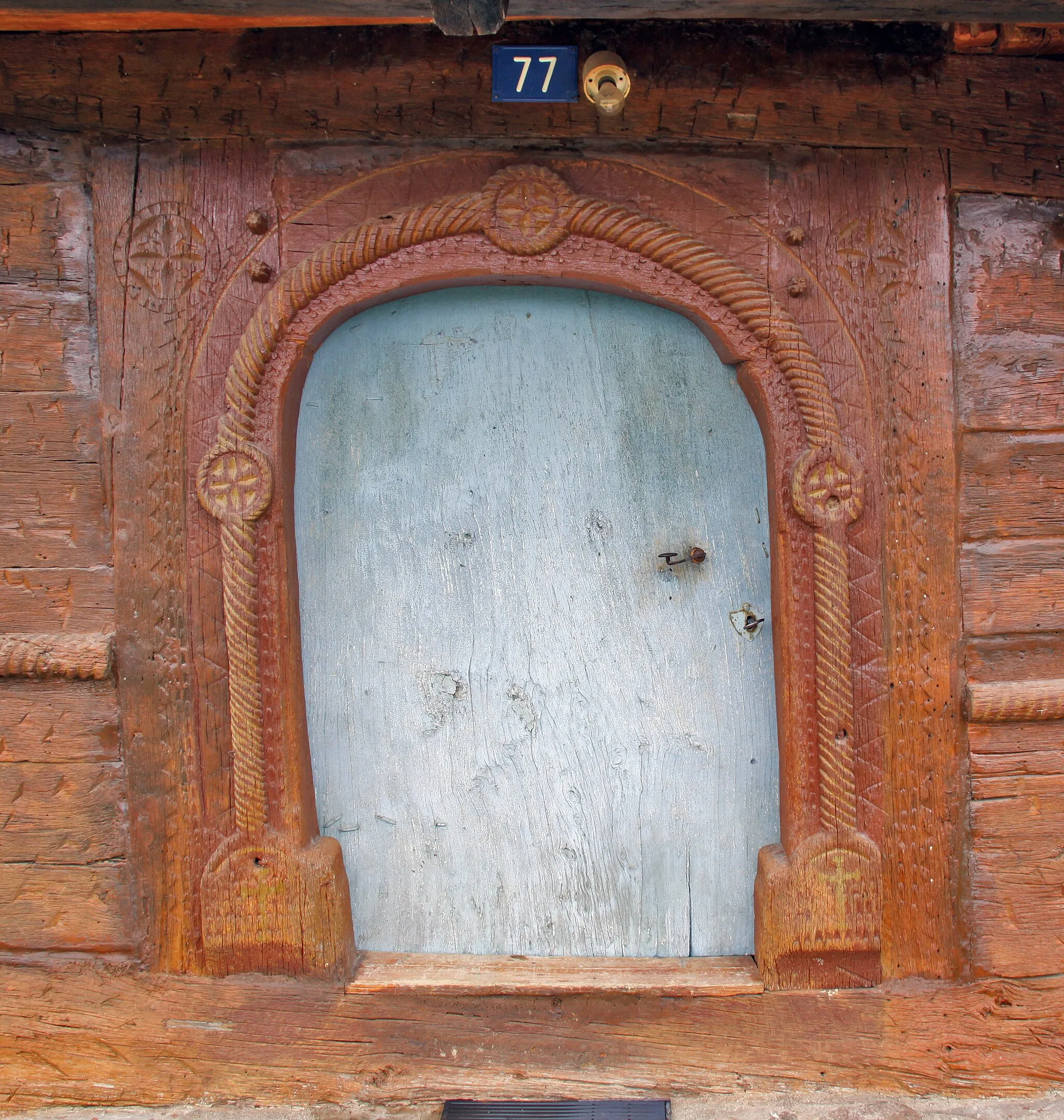 Photo showing: Saca, Bihor, the wooden church: entrance portal.