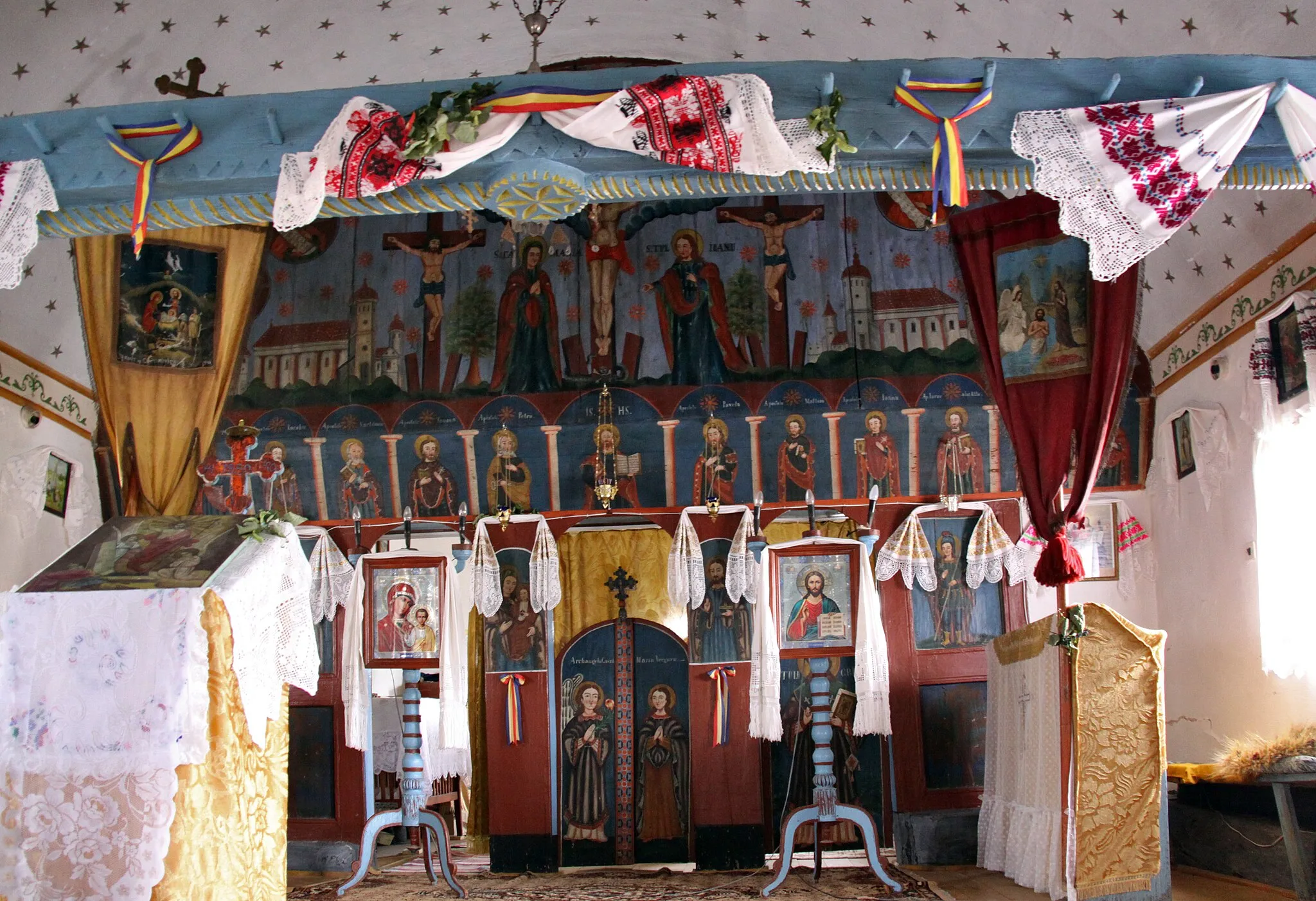 Photo showing: Saca, Bihor, the wooden church: inside the nave.
