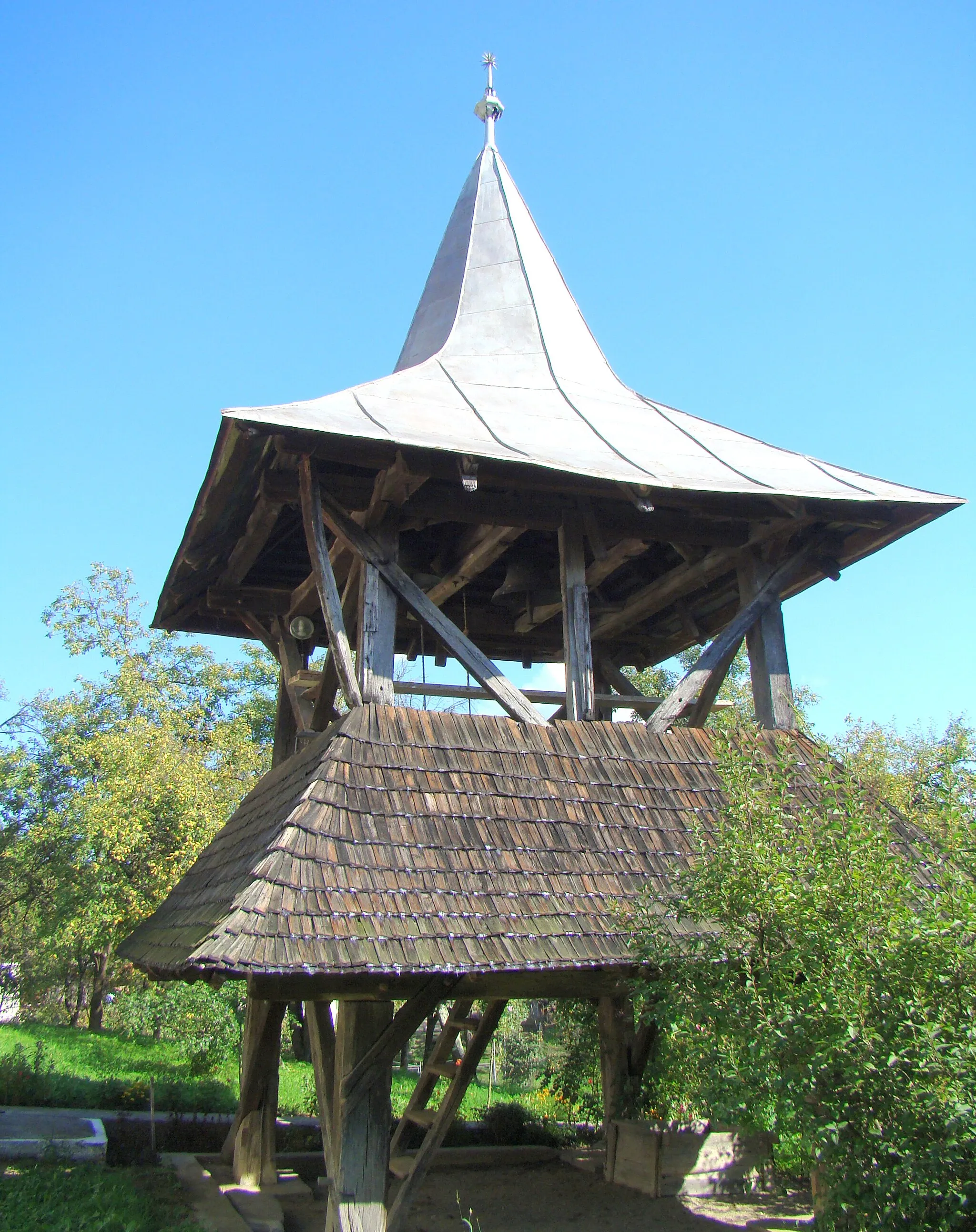 Photo showing: Clopotnița de lemn, sat Horoatu Crasnei; comuna Horoatu Crasnei