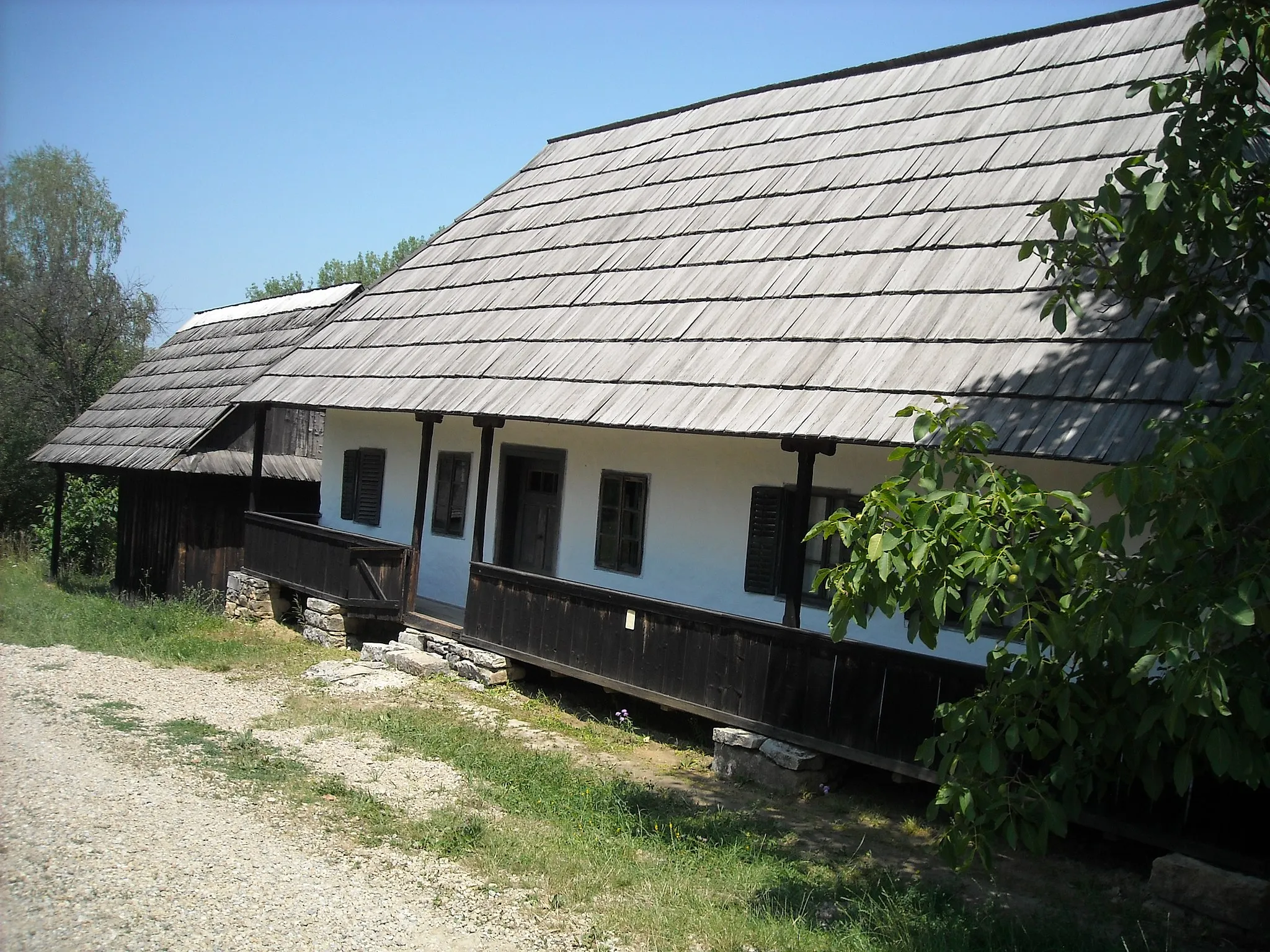 Photo showing: a potter's house from Josenii Bârgăului (early 20th century)