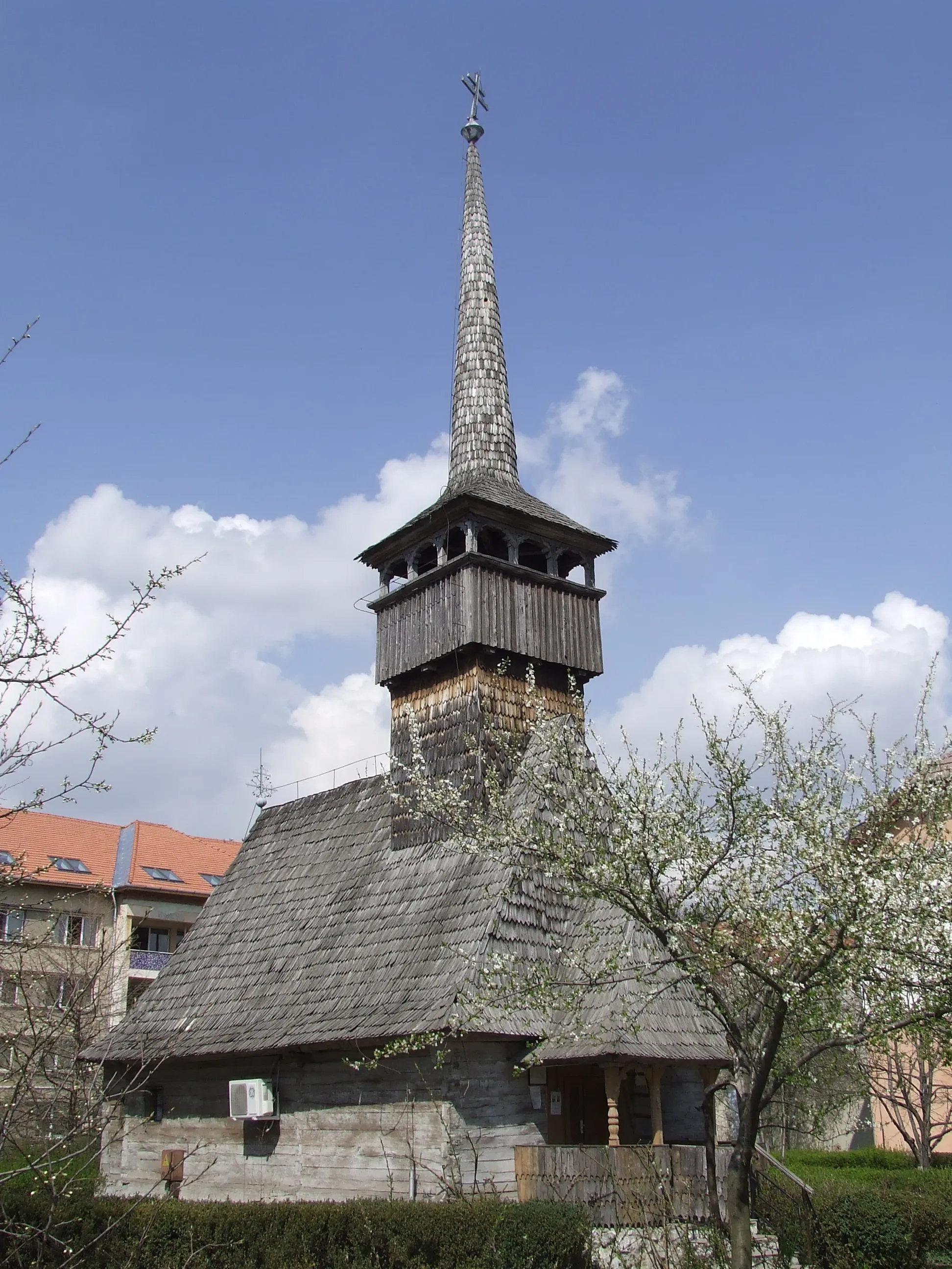 Photo showing: Biserica de lemn din Letca, judeţul Sălaj, cu hramul Sfinţii Arhangheli Mihail şi Gavriil.