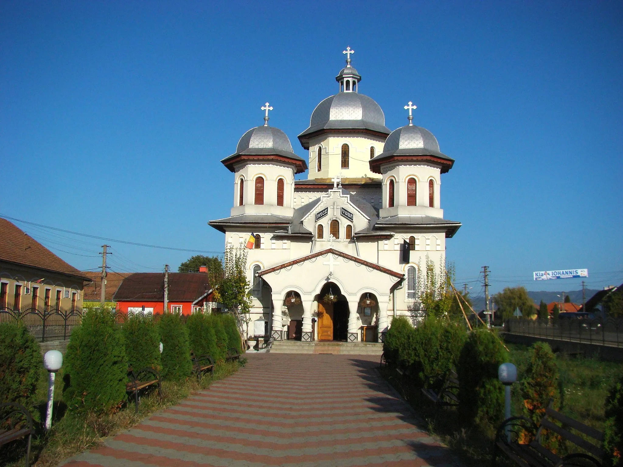 Photo showing: Biserica ortodoxă cu hramul ,,Sfinţii Apostoli Petru şi Pavel”