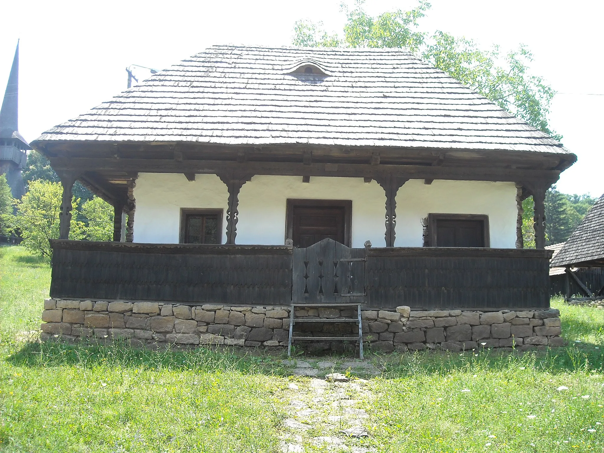 Photo showing: one-cell peasant house of a glazier from 1884, originally from the village of Mărgău, today in the Cluj/Kolozsvár open-air ethnographic museum