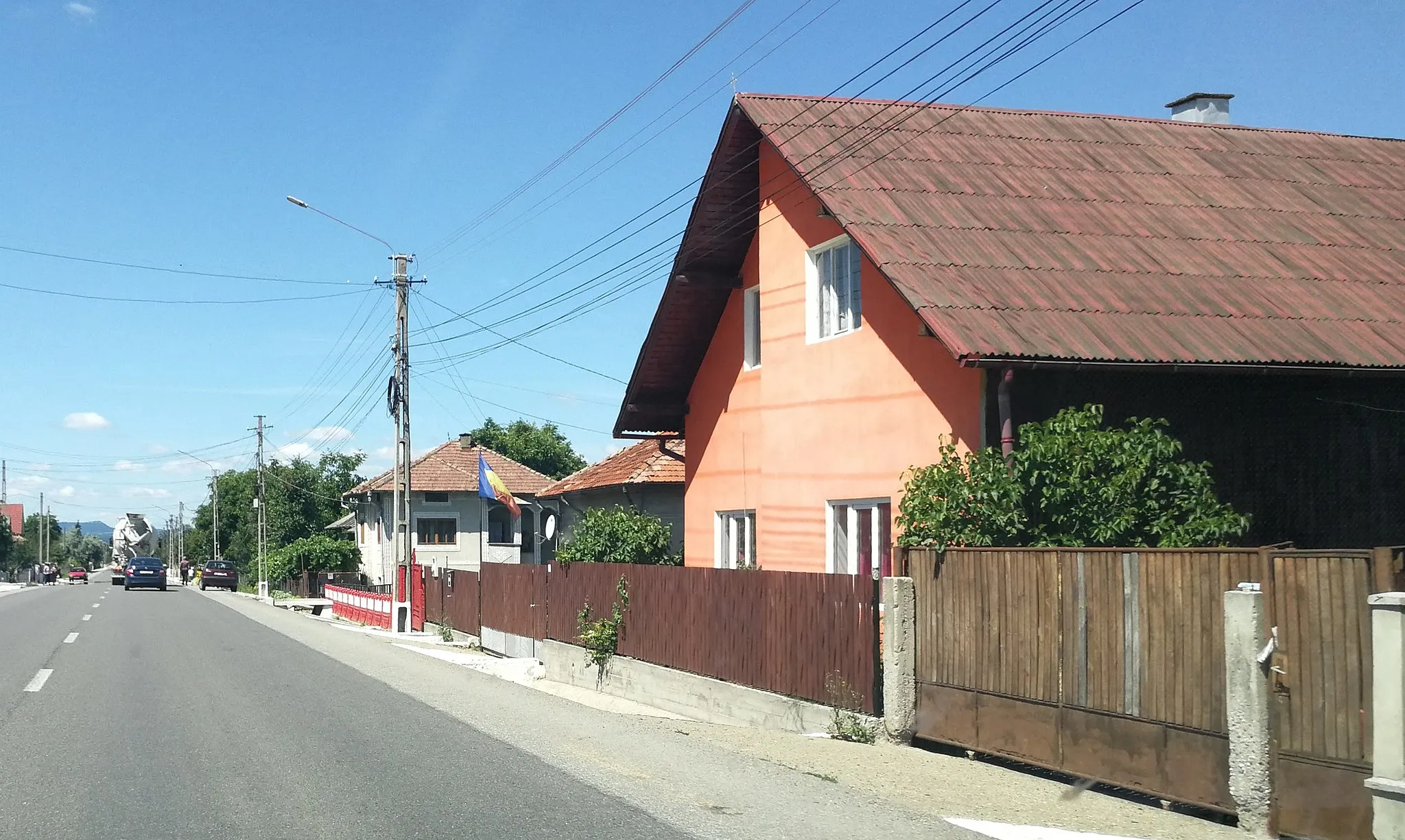 Photo showing: DN17 in Mijlocenii Bârgăului, Bistrița-Năsăud County, Romania