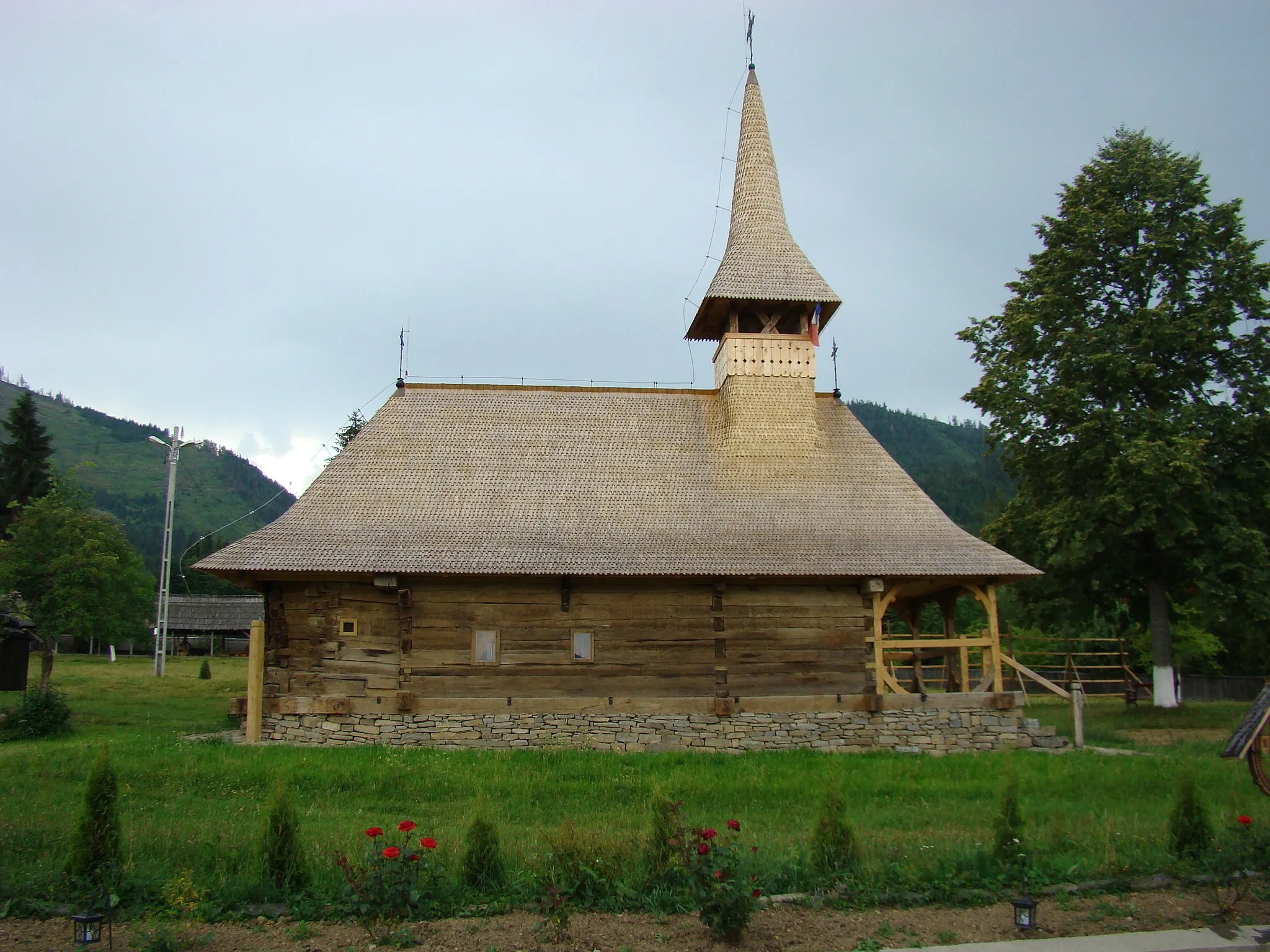 Photo showing: Biserica de lemn "Adormirea Maicii Domnului" a fostei mănăstiri "Izvoru Negru" ,  sat MOISEI