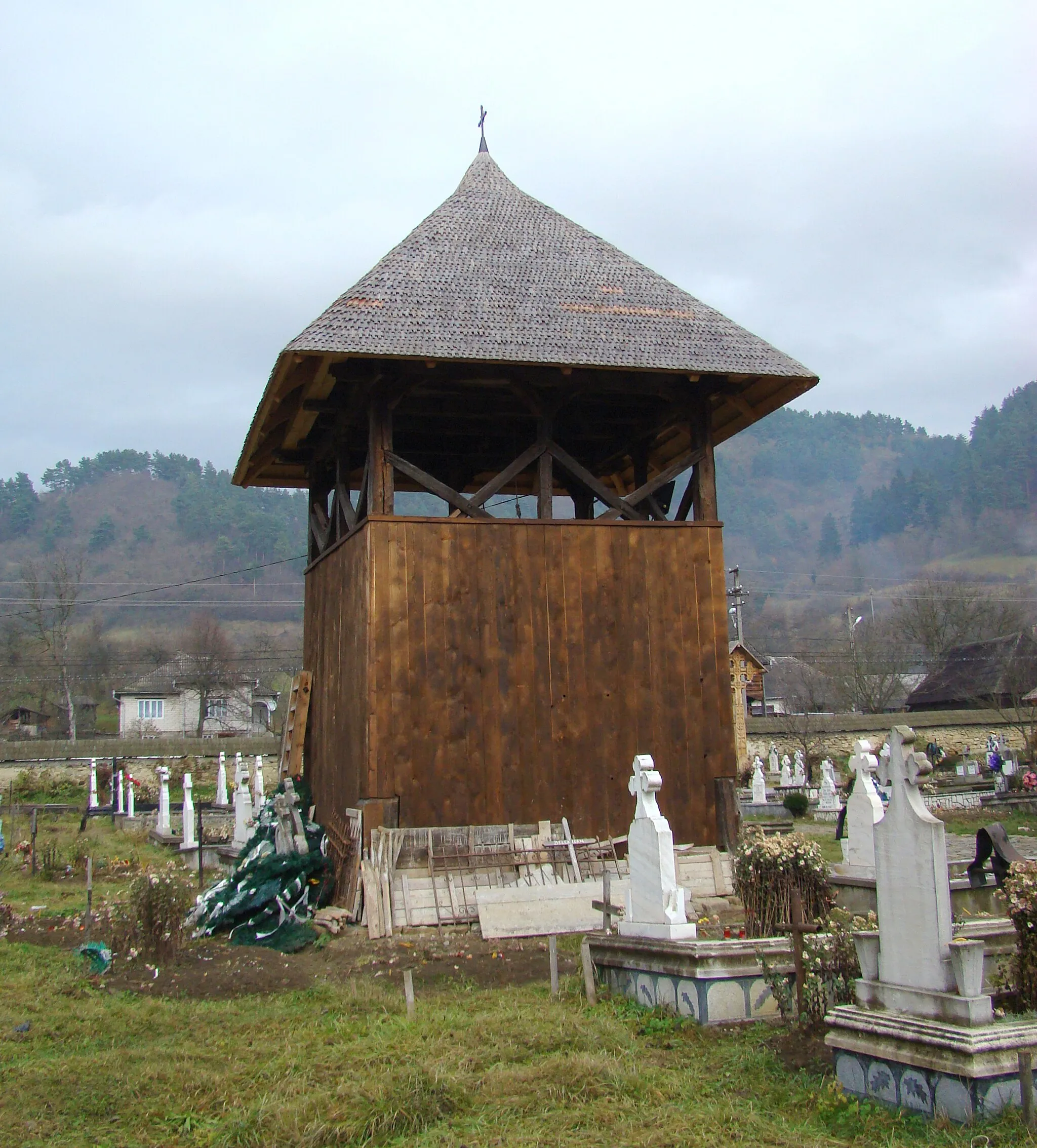 Photo showing: Biserica de lemn „Sf.Arhangheli” din Rozavlea, județul Maramureș