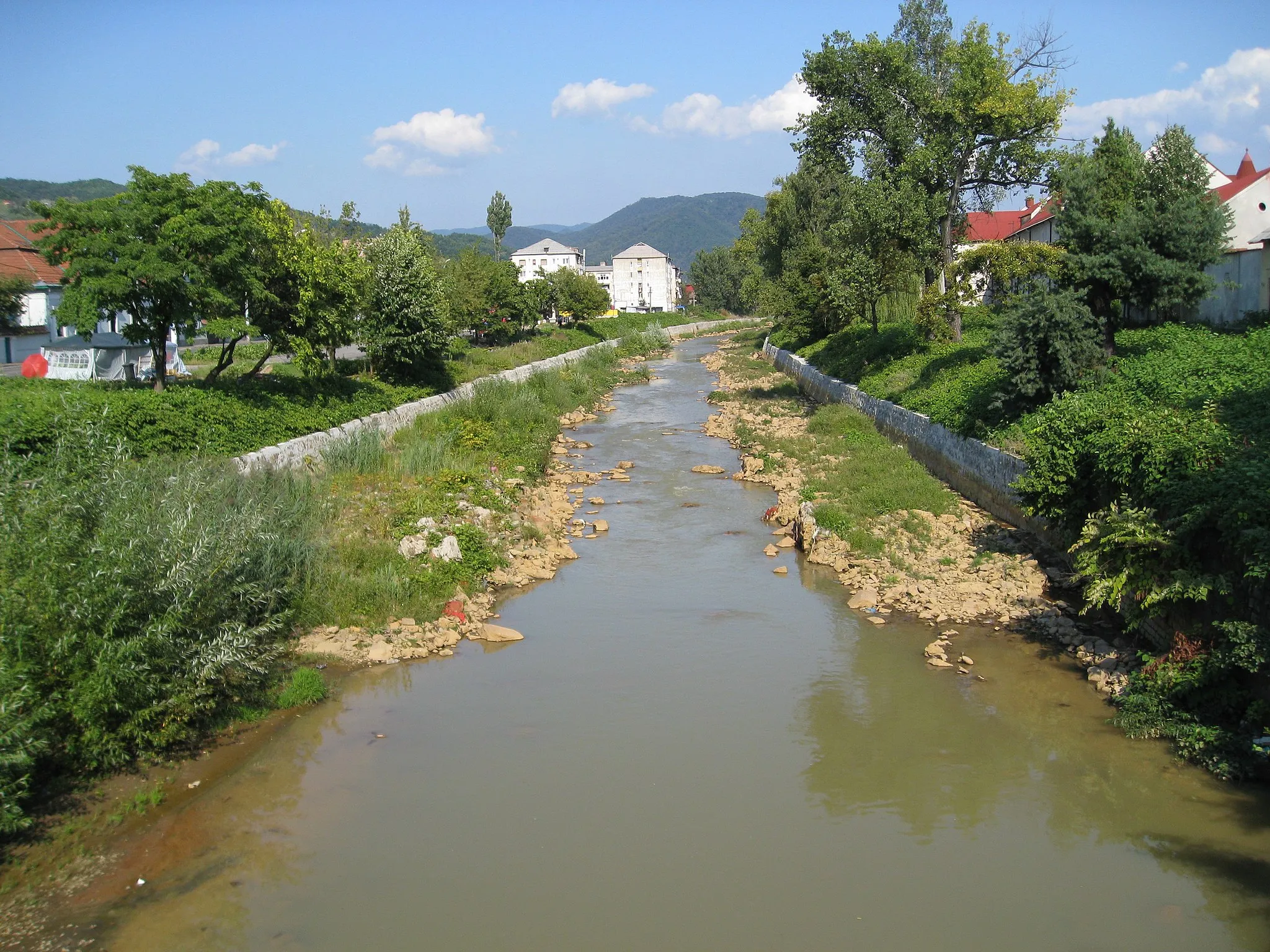 Photo showing: The Săsar River flowing through Baia Mare, Romania.