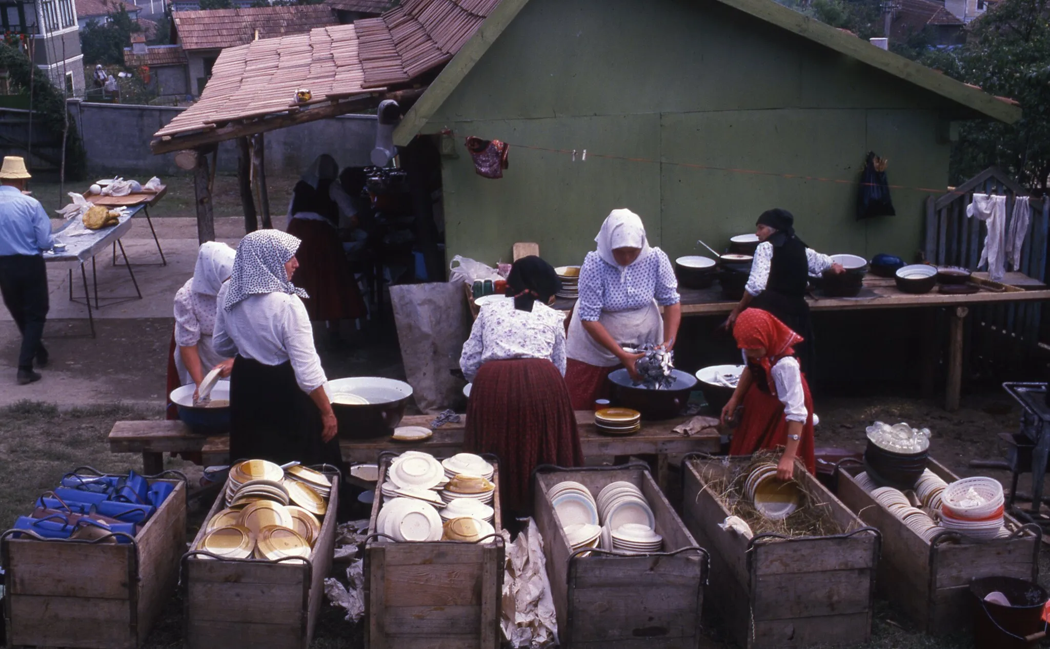 Photo showing: Location: Romania, Transylvania, Sic
Tags: dishwashing, folk costume, colorful