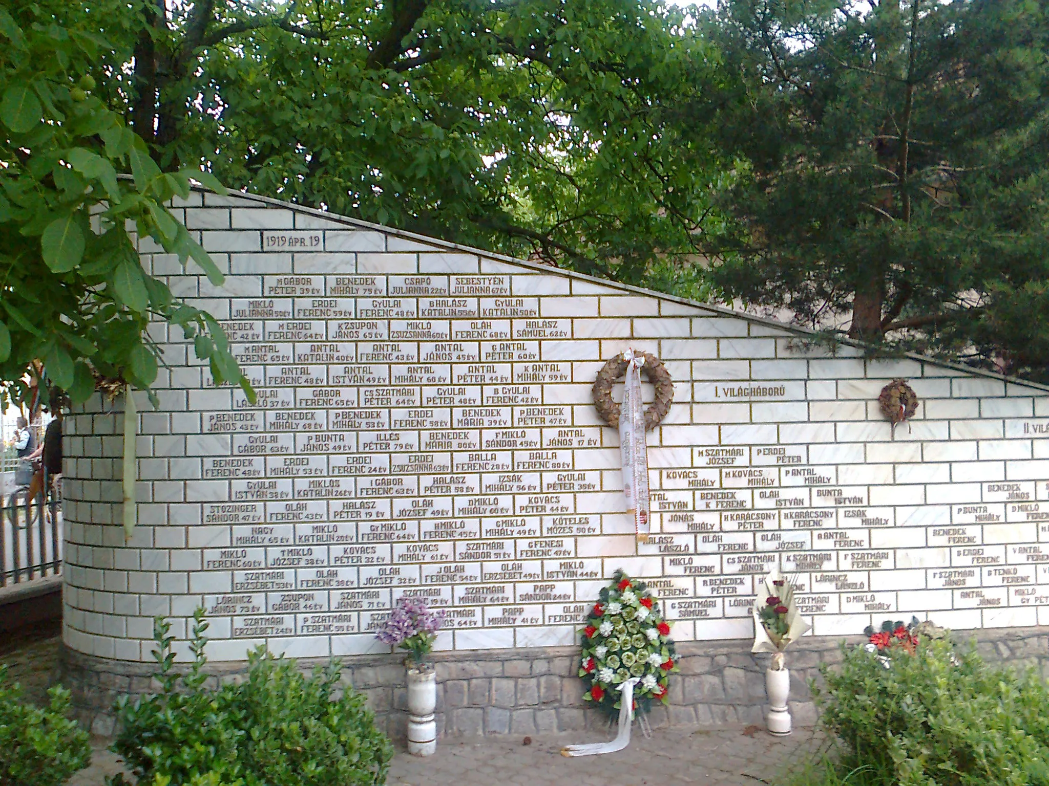 Photo showing: Memorial in Köröstárkány (Tarcaia, Romania) of killed Hungarians in 1919 by Romanian paramilitaries and of died people in world wars