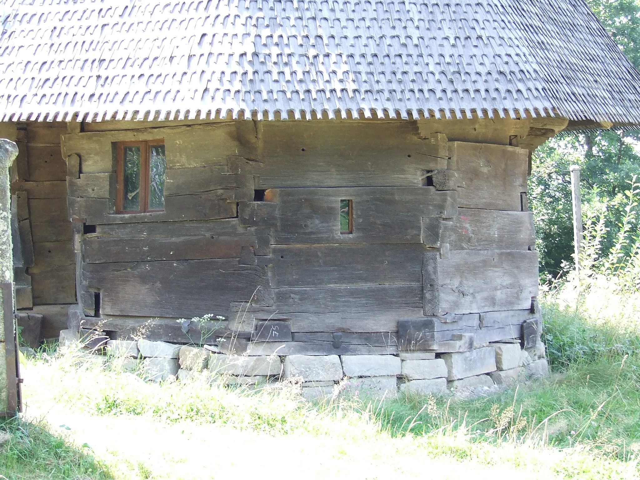 Photo showing: Biserica de lemn din Arduzel, judeţul Maramureş. Absida altarului, vedere din sud-est.