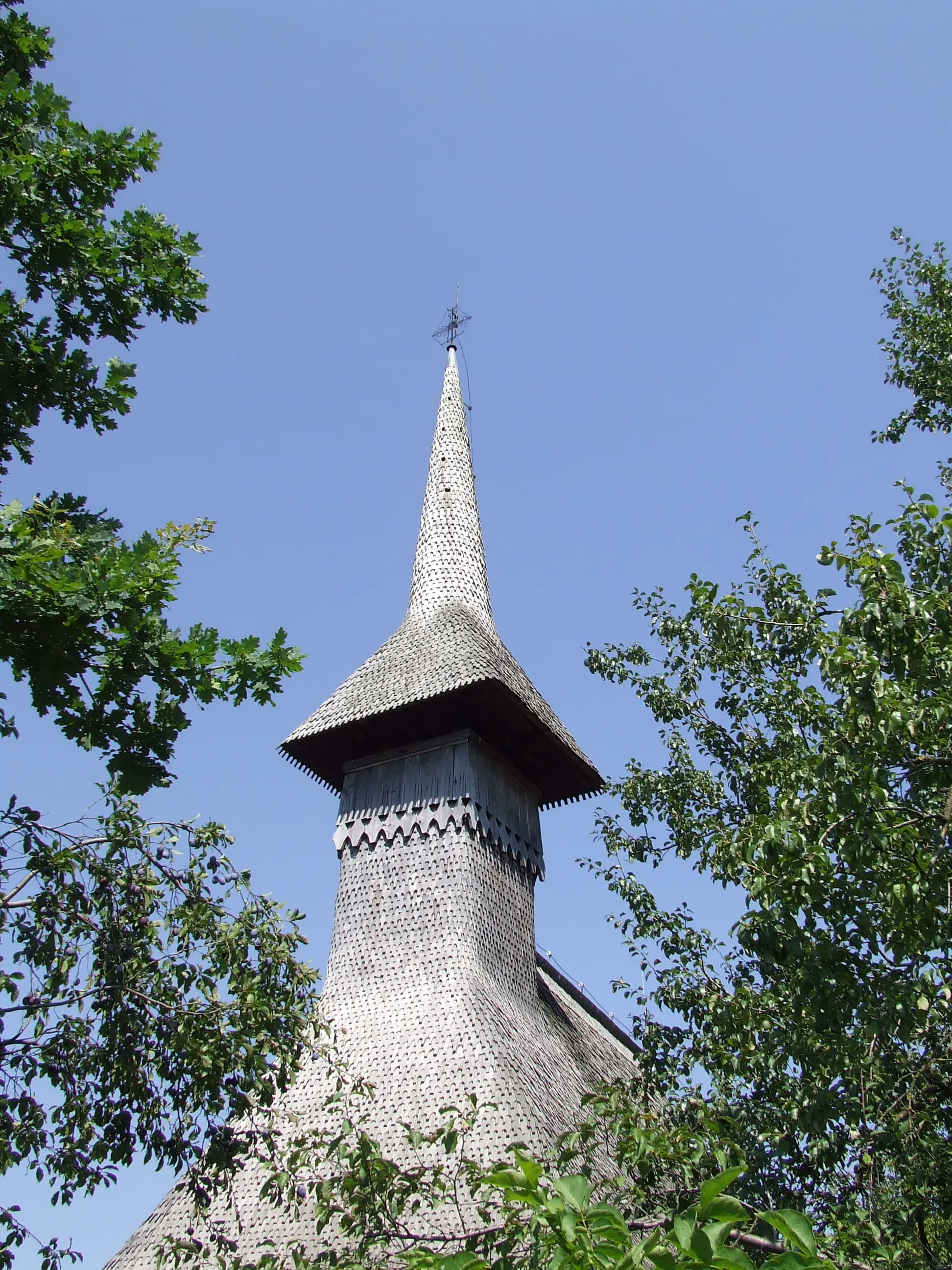 Photo showing: Biserica de lemn din Arduzel, judeţul Maramureş. Turnul bisericii.