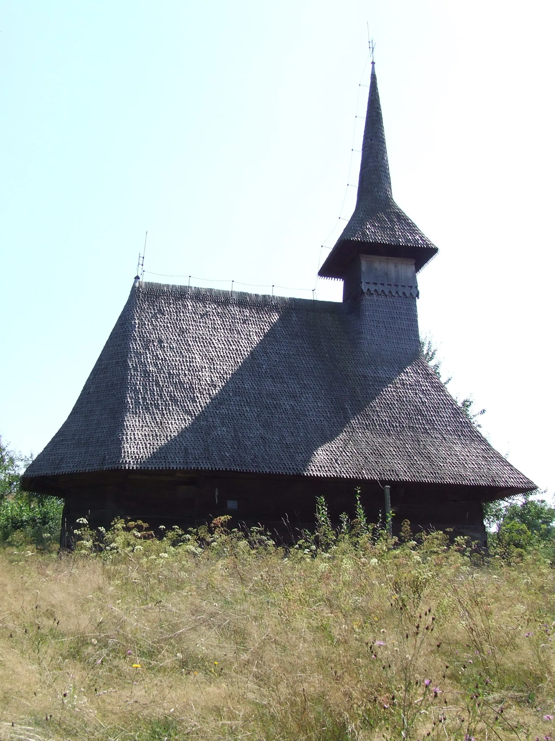 Photo showing: Biserica de lemn din Arduzel, judeţul Maramureş. Vedere de ansamblu din nord.